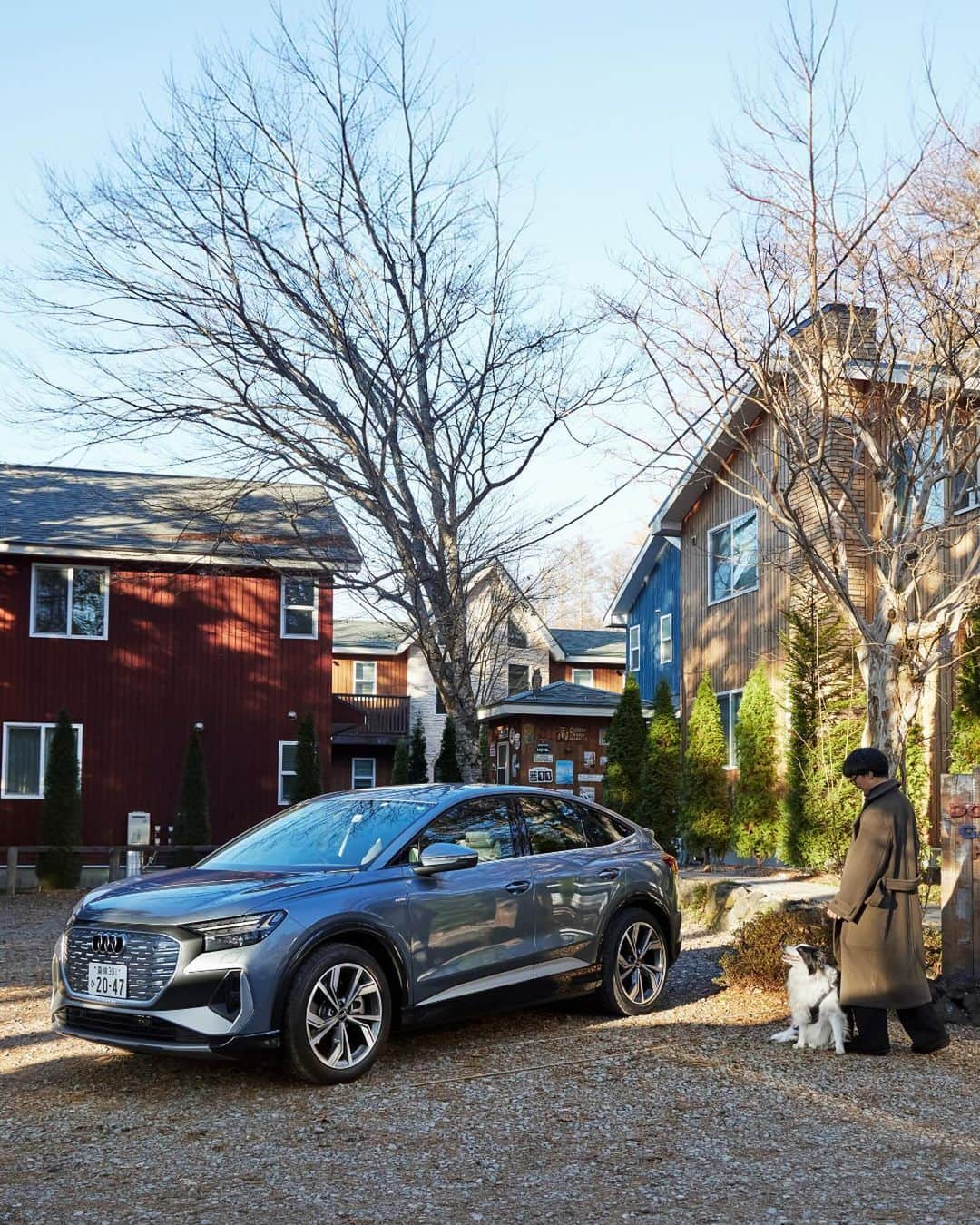 アウディ ジャパンのインスタグラム：「Audi Q4 Sportback e-tronで行く 愛犬との1泊2日のドライブ旅 ②   「JOHNSON TOWN」から約2時間ほどクルマを走らせ、 本日の宿「DOG DEPT GARDEN HOTEL 軽井沢」に到着。   Audi Q4 Sportback e-tronの広々とした後部座席は、愛犬「ルビー」にとっても快適だった様子。 長時間の移動の後にもかかわらず、施設内のドッグランで走り回りブランコで休憩。     Supported by @dogdept_karuizawa @dogdept_official ルビー：@ruby.0731   *特別に許可を得て撮影しています。   #Audi #AudiQ4 #AudiQ4Sportbacketron #アウディ#AudiJapan #アウディジャパン #アウディのある風景 #アウディのある生活 #電気自動車 #SUV #電動SUV #EV #ドッグデプト #ボーダーコリー #ペットのいる生活 #ペットと暮らす #ペットとずっと #わんだふるらいふ #いぬすたぐらむ #🐶 #犬のいる暮らし #愛犬との暮らし #ペットドライブ #愛犬とドライブ #愛犬ドライブ #犬とドライブ #犬ドライブ #ペット旅行  #愛犬と旅行 #愛犬旅行」