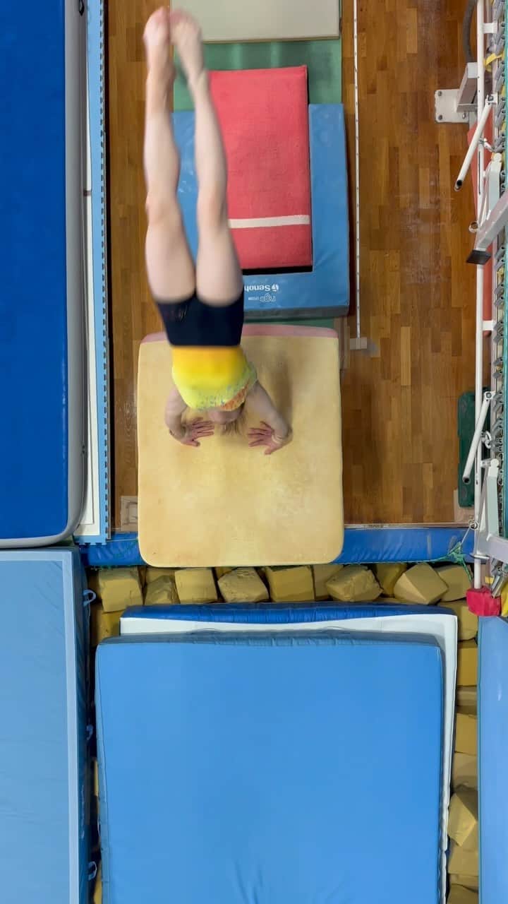 杉原愛子のインスタグラム：「上から見た跳馬👀 Vault seen from above  かなりレアな角度ちゃん？！🫢✨ #gymnast #aikosugihara #跳馬 #vault #shorts」