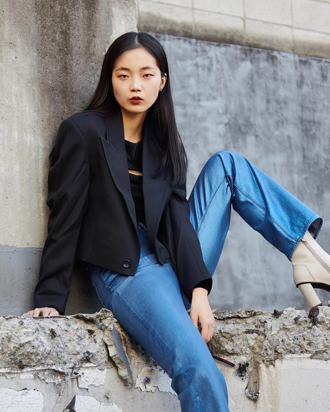 G-Star RAW Japanのインスタグラム：「メタリックなコーティングを施したジーンズに、クラシカルなショートブレザーを羽織った @luhongfeizz の個性溢れるアウトフィット。  #GStarRAW #GStarRAWjapan #ジースターロゥ #デニム」