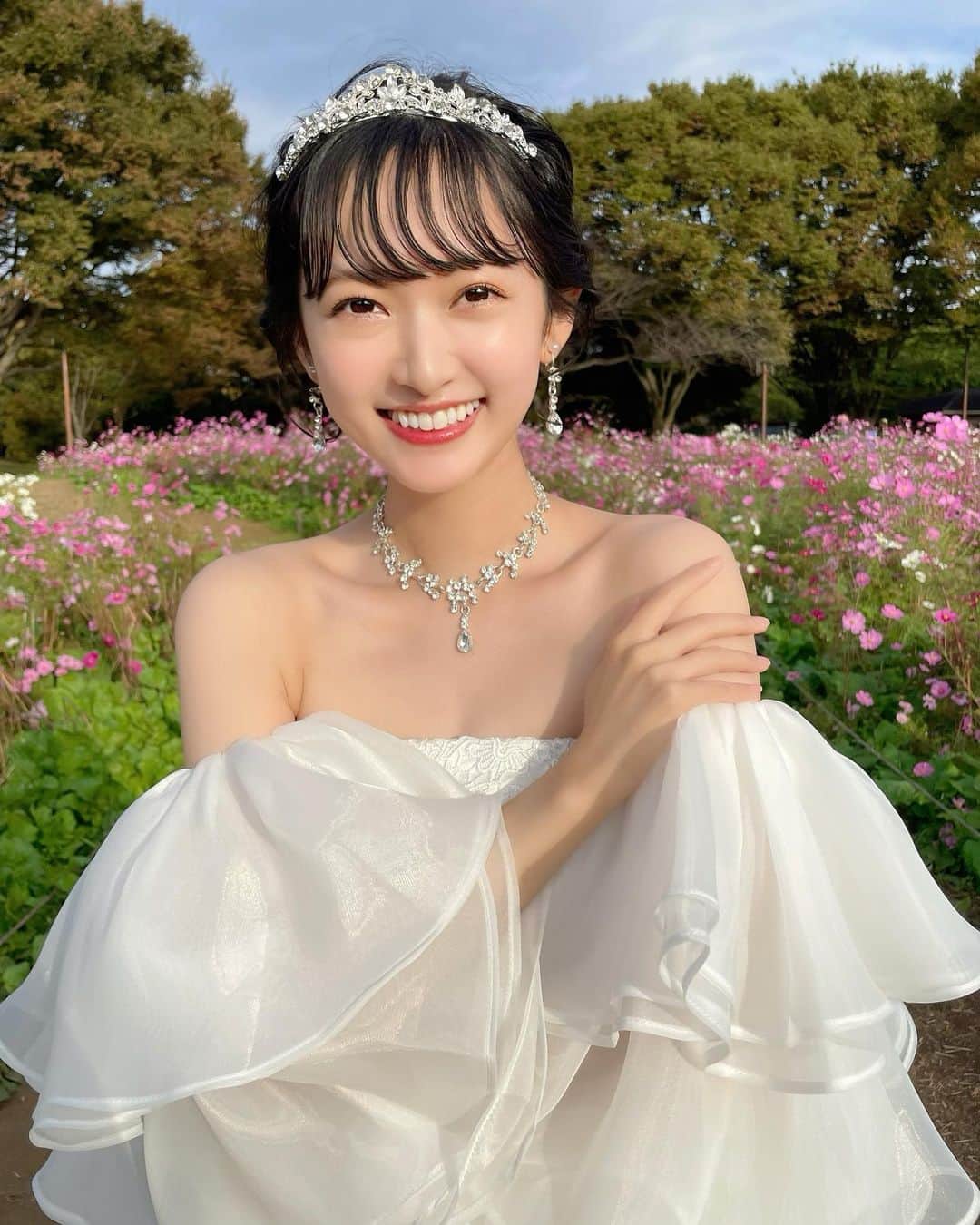 粟津麻依のインスタグラム：「結婚しました！ . . . 嘘です🥹笑 12月5日で30歳になりました！  今年の誕生日グッズは節目なので ウェディングドレス着ました👰🏻‍♀️💓  グッズ発表待っててね〜〜  というわけで 30歳のあわつまいもよろしくね！」