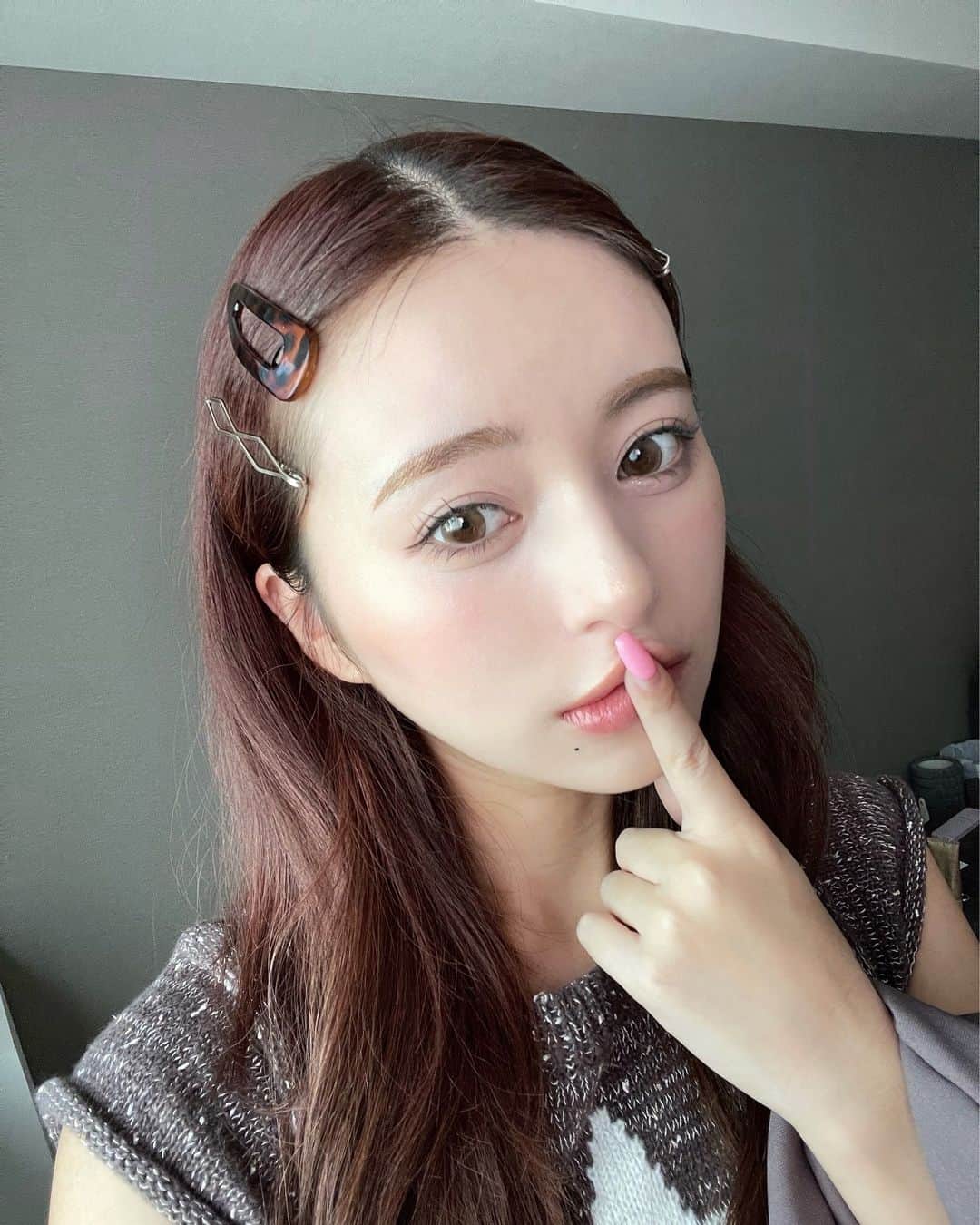 UKAのインスタグラム：「#selfie  たまにはガーリーな日もあります🎀🤎 圭沙にオススメされて買ってみたカラコンが めっちゃ肌白くみせてくれて良きだたの📝 カンナロゼとか色素薄い系つけたいのに盛れません。 みたいな子は絶対つけてほしい🤎 ハイライトの"カラコン"にいれました🔍" みてみてね☑️🤎」