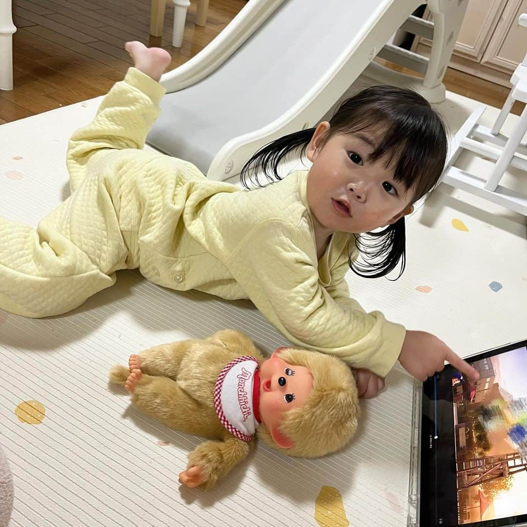 はやめいさんのインスタグラム写真 - (はやめいInstagram)「. お風呂上がりにごろごろしている むすめっち 👧🏻  保湿後でお顔つやんつやんです 👶🏻笑  春頃から使い始めたプレイマットが 相変わらずお気に入り 𓂃🫧‪  @parklon_carino_carino   もちもち柔らかい上に防水なので 前回も書いた気がしますが 娘が赤ちゃんの頃から使いたかった … ！ 🐰  騒音緩和にも役立ち、床暖や ホットカーペットにも使えます💡  うちはLサイズの 210×140 です（ ᵔᵔ ） ♡  #carinocarino#プレイマット#ベビーマット #カーペット#ベビーグッズ#赤ちゃんグッズ #赤ちゃん用品#育児グッズ#PR」12月6日 18時11分 - haya.mei