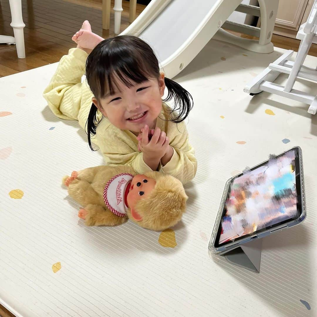 はやめいさんのインスタグラム写真 - (はやめいInstagram)「. お風呂上がりにごろごろしている むすめっち 👧🏻  保湿後でお顔つやんつやんです 👶🏻笑  春頃から使い始めたプレイマットが 相変わらずお気に入り 𓂃🫧‪  @parklon_carino_carino   もちもち柔らかい上に防水なので 前回も書いた気がしますが 娘が赤ちゃんの頃から使いたかった … ！ 🐰  騒音緩和にも役立ち、床暖や ホットカーペットにも使えます💡  うちはLサイズの 210×140 です（ ᵔᵔ ） ♡  #carinocarino#プレイマット#ベビーマット #カーペット#ベビーグッズ#赤ちゃんグッズ #赤ちゃん用品#育児グッズ#PR」12月6日 18時11分 - haya.mei