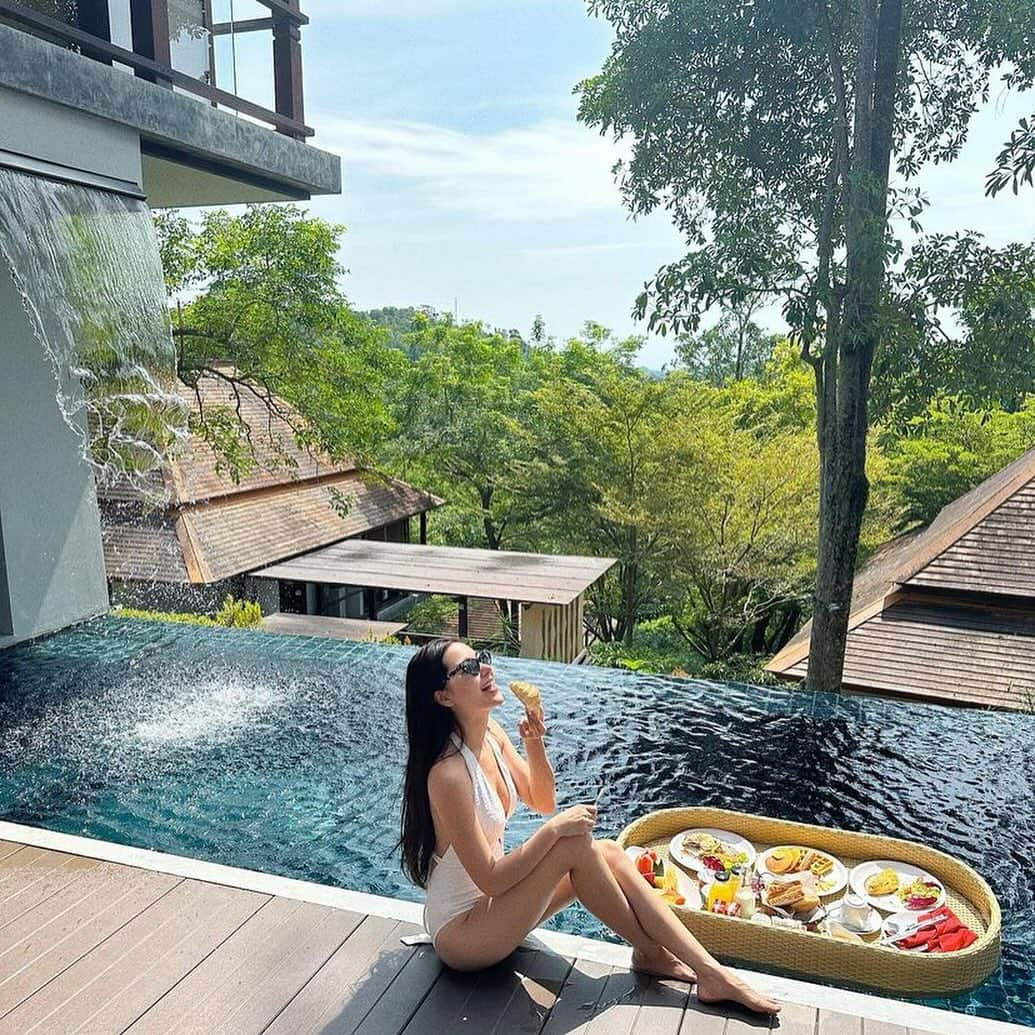 タイ国政府観光庁のインスタグラム：「. 【今週の #WhatNewThailand 🇹🇭🔍】  #今こそタイへ 行ってみたい！と思った方は コメント欄に【☀️】をどうぞ♡  今月のテーマ「タイ南部のビーチリゾート」から プーケットの「ヴィラ・ゾリチュード・リゾート＆スパ」 @villazolitude をPick Up ⠜*  緑が生い茂るなかでのフローティング・ブレックファースト🥐✨　何とも優雅なひとときですね🥰  ヴィラ・ゾリチュード・リゾート＆スパは、プーケットを代表する粋な隠れ家リゾート🌿　インテリアには木製のナチュラルなものを配し、シンプルでありながら風格漂うヴィラとなっていて、贅沢なリゾートステイが満喫できます🫶  トロピカルな森林に抱かれたレストランでは、シャロン湾の眺望を前に、ロマンティックなお食事を🍽💗  プーケットで宿を探しているハネムーナーやカップルの方は、要チェックです💡🕊 また、ベッドルームが４つ設けられたヴィラも１棟あるので、ご家族や友人同士などグループでの滞在も可能です👍💕  @prawfar_kk さん、コップン・カー🙏✨  ★参考になった！と思ったら、あとで見返せるように、 画像右下にある保存ボタン🔖をタップ！  #repost #タイ #プーケット #ヴィラゾリチュードリゾートアンドスパ #タイリゾート #海外リゾート #ラグジュアリーホテル #今こそタイへ #こんなタイ知らなかった #もっと知りタイ #はじめてのタイ #タイ旅行 #プーケット旅行 #旅好きな人と繋がりたい #旅行好きな人と繋がりたい #海外旅行 #thailand #phuket #phukettrip #villazolitude #villazolitudephuket #phukethotel #amazingthailand #thailandtravel #thailandtrip #thaistagram #lovethailand #amazingnewchapters」