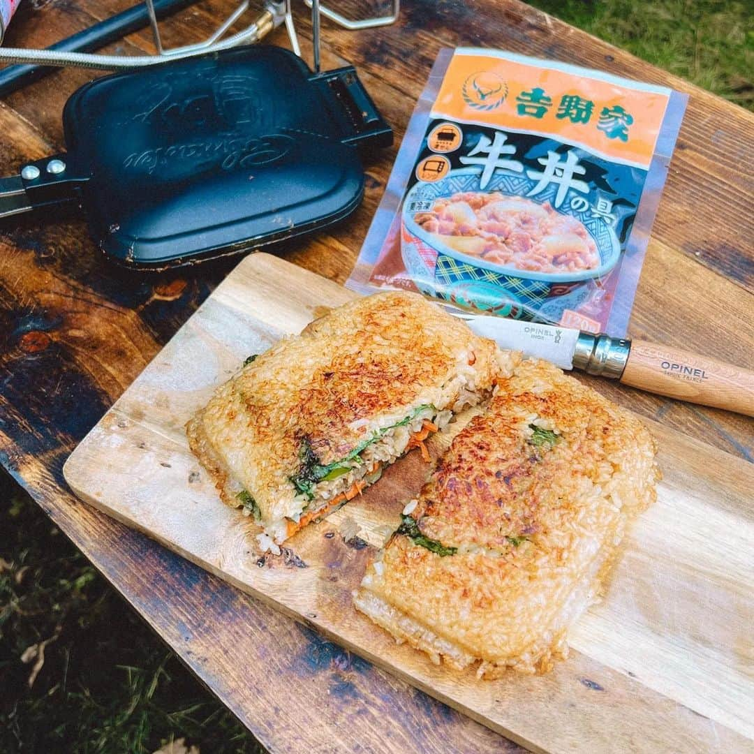 吉野家さんのインスタグラム写真 - (吉野家Instagram)「パリパリ食感がオススメ👍《牛丼の具でライスサンド》  📣 @koma__camp さんの投稿をご紹介！！ ぜひ参考にしてくださいね💗  ホットサンドメーカーで ライスサンドを作ってみた🍚  軽く炒めたにんじんと 余っていたサンチュと  @yoshinoya_co_jp さんに いただいた牛丼の具をサンド .  簡単に作れて 間違いない美味しさ☺️ 長めに焼いてパリパリに仕上げるのが おすすめです👨🏻‍🍳💭  ⁡～～～～～～～～～～～～～～～～～～～  #おうち吉野家 は 忙しいママとパパの味方！  皆さんの#おうち吉野家 を使った レシピをご紹介中🍀 吉野家冷凍食品で カンタンおいしいごはんを楽しもう♪ 定期便注文する人が急増中！の おうち吉野家を ぜひ公式サイトよりお買い求めください☺  公式サイトはプロフィールURLから🔽 @yoshinoya_co_jp  #おうち吉野家 #yoshinoya  #吉野家冷凍牛丼の具 #牛丼 #時短レシピ #お手軽レシピ #キャンプ飯 #キャンプ飯レシピ #バーガー #ライスバーガー #お助けレシピ#アレンジレシピ  #時短ご飯 #肉うまレシピ  #今日のごはん  #美味しいもの好きな人と繋がりたい #料理好きな人と繋がりたい #肉うまレシピ #お店の味 #簡単レシピ大好き #今日のメニュー」12月6日 18時04分 - yoshinoya_co_jp