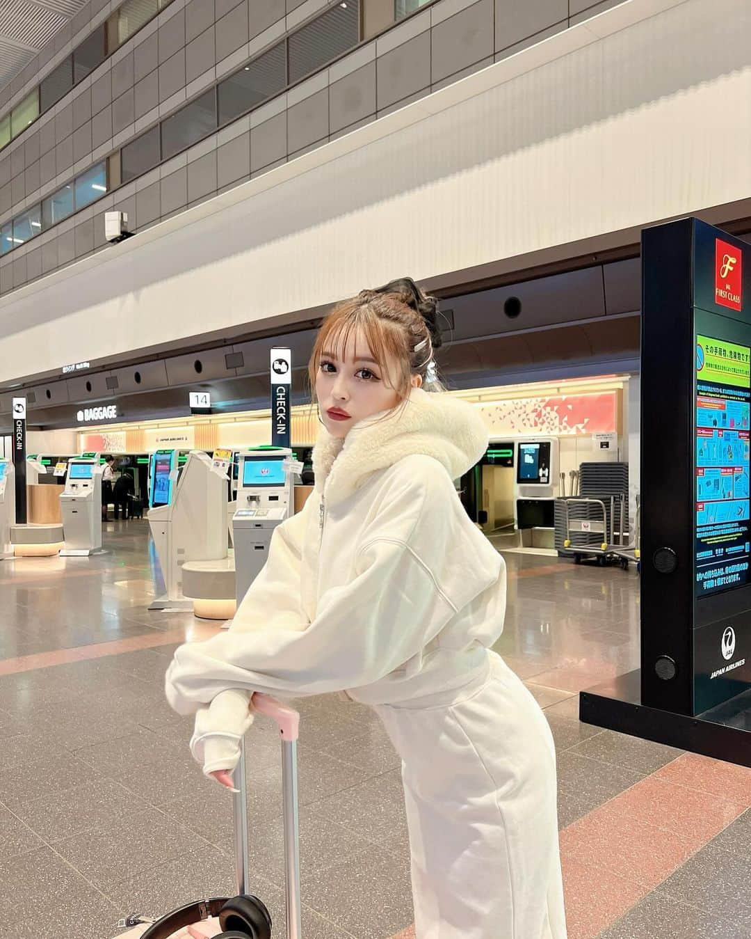 土屋怜菜（れいぽよ）のインスタグラム：「⁡ ⁡ どこか旅行行きたいな〜✈️💭 ⁡ 12月どこか旅行行く人いるーっ？？」