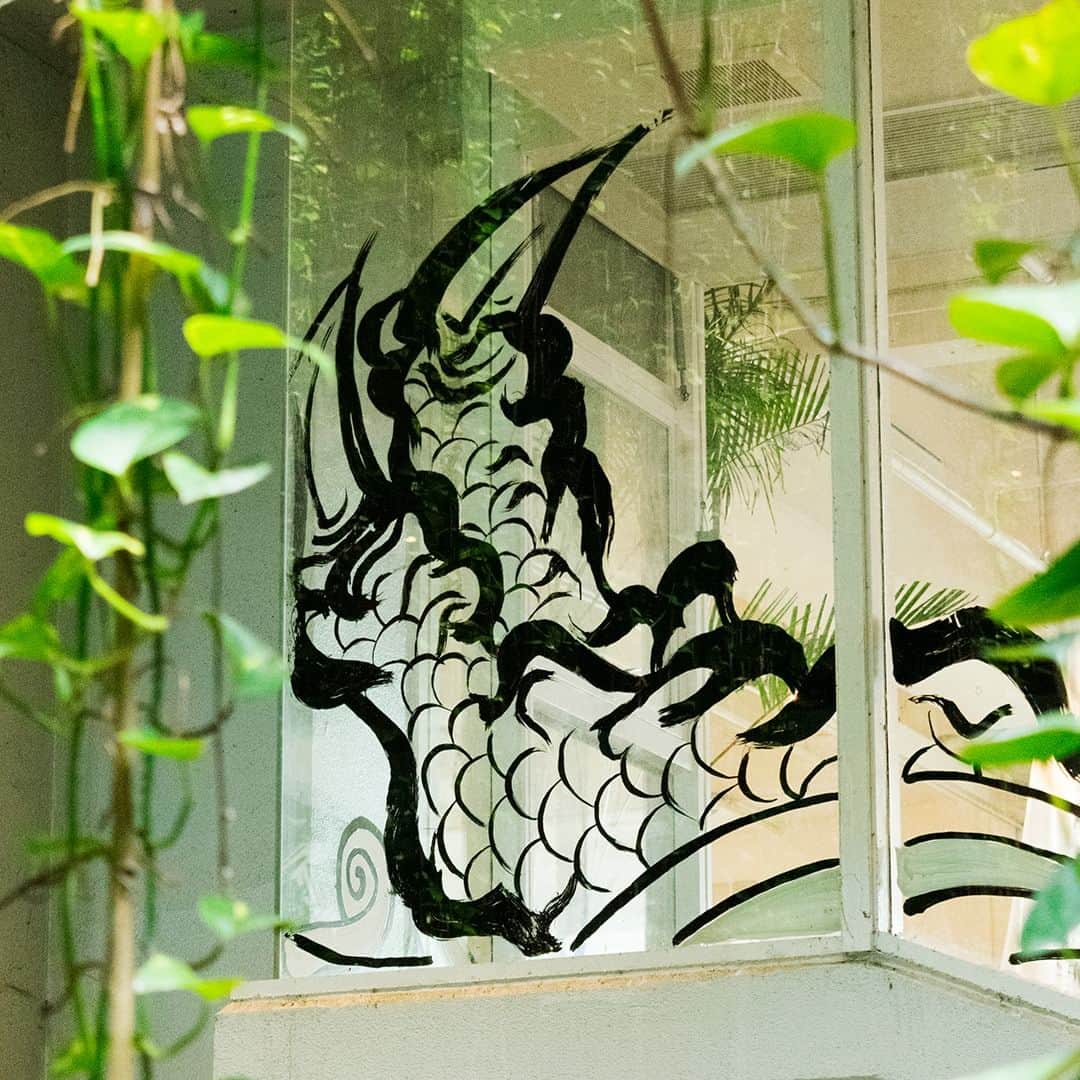 ホテルムーンビーチのインスタグラム：「ただいまホテル１Ｆムーンシーサイドギャラリーにて開催中の書浪人善隆氏の作品展「朧々(おぼろぼろ)展」。 実はギャラリーを取り囲む窓にも善隆氏直筆の龍が描かれています。 ご宿泊のお客様、または外来のお客様もどうぞお気軽にお越し下さいませ。  #ザムーンビーチミュージアムリゾート #ムーンシーサイドギャラリー #沖縄 #沖縄観光 #沖縄ビーチ #沖縄旅行 #恩納村 #沖縄好き #沖縄好きな人と繋がりたい #旅行好きな人と繋がりたい #okinawa #themoonbeachmuseumresort #artofmoon #moonseasidegallery #書浪人善隆 #empty」