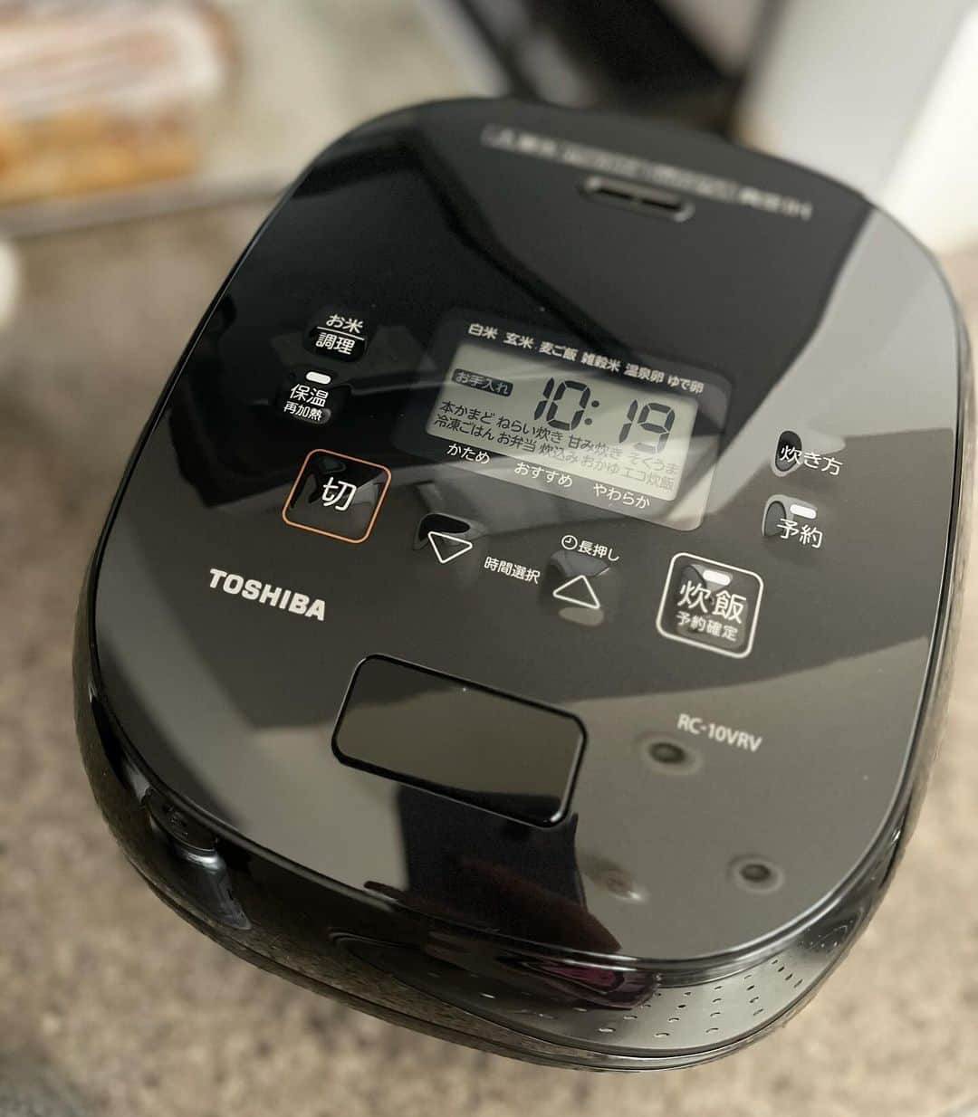 AriizumiEmaさんのインスタグラム写真 - (AriizumiEmaInstagram)「新しい炊飯器。 炊飯器が壊れてしまったので、急遽買いに行き、デザインが好みかでまず決めて😅、機能性もお薦めしてもらい、すぐ決まりました。 ちなみに5.5号炊き。  これで家電をブラック系にしたい！という願いが、叶いました🤍  ・ #炊飯器#家電#家電選び #ブラック家電#東芝」12月6日 18時05分 - ema_ariizumi