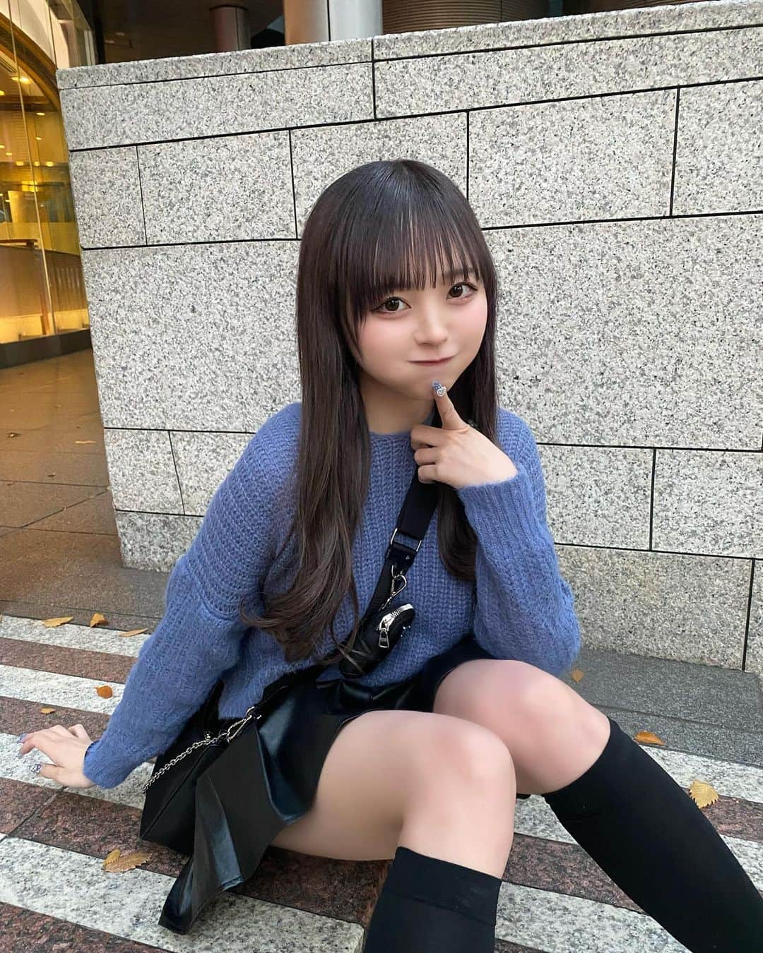 吉田笑夢のインスタグラム：「レザーのスカートってなんにでもあうから好き🖤  #冬服」