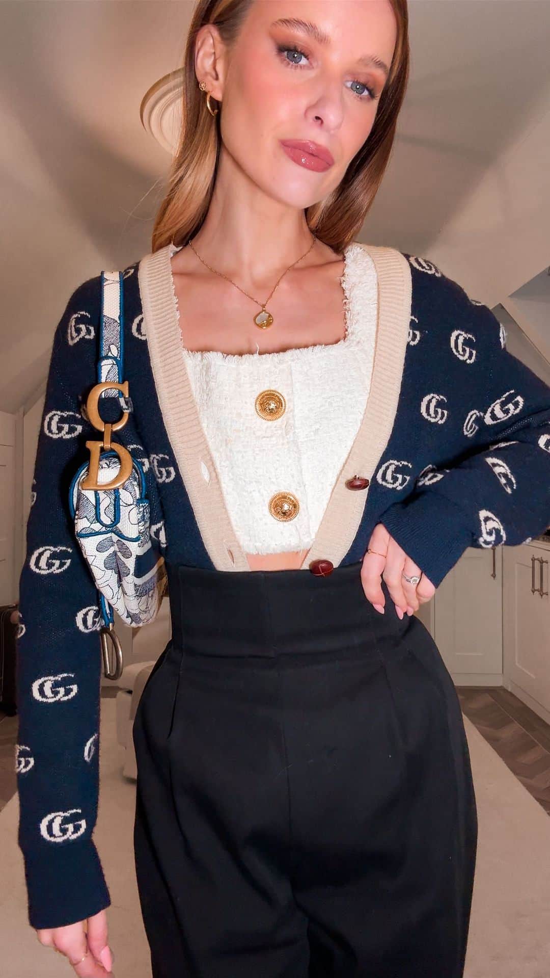 ビクトリアのインスタグラム：「Recreating my favourite outfits that went viral. Day 1 ✨」
