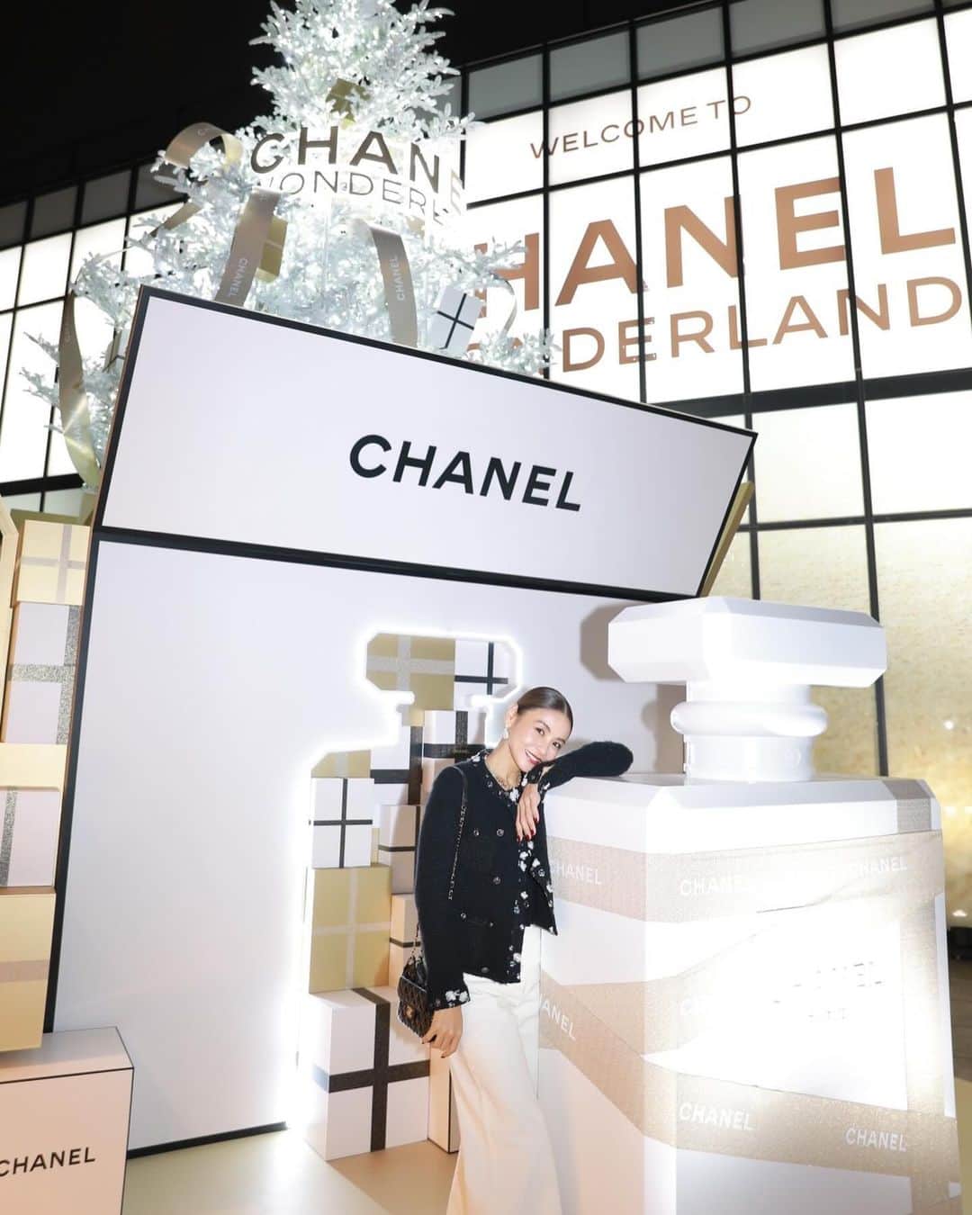 滝沢眞規子のインスタグラム：「シャネルのホリデー イベント 🤍CHANEL WONDERLAND🤍  シャネルの世界観を存分に楽しめる体験型のスペシャルイベントになっています🤍 原宿駅すぐ近くにて12月17日（日）までの開催なのでCHANELファンの方、ぜひぜひ🤍  @CHANEL.BEAUTY #CHANEL  #CHANELHoliday  #シャネルホリデー  #CHANELWonderland  #PR」