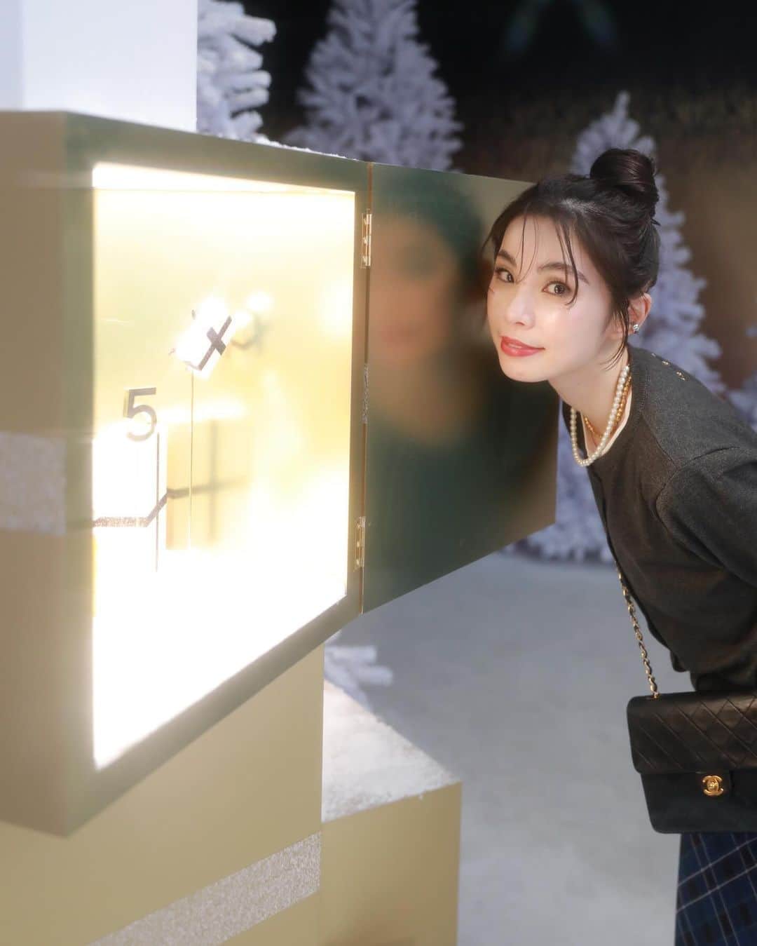 のインスタグラム：「シャネルのホリデー イベントCHANEL WONDERLAND にご招待いただき ひと足先に遊びに行ってきました🕊️  毎度のことながら コンテンツが豊富すぎて ずっとワクワクしてたの🖤  #CHANEL #CHANELHoliday #シャネルホリデー #CHANELWonderland @chanel.beauty」