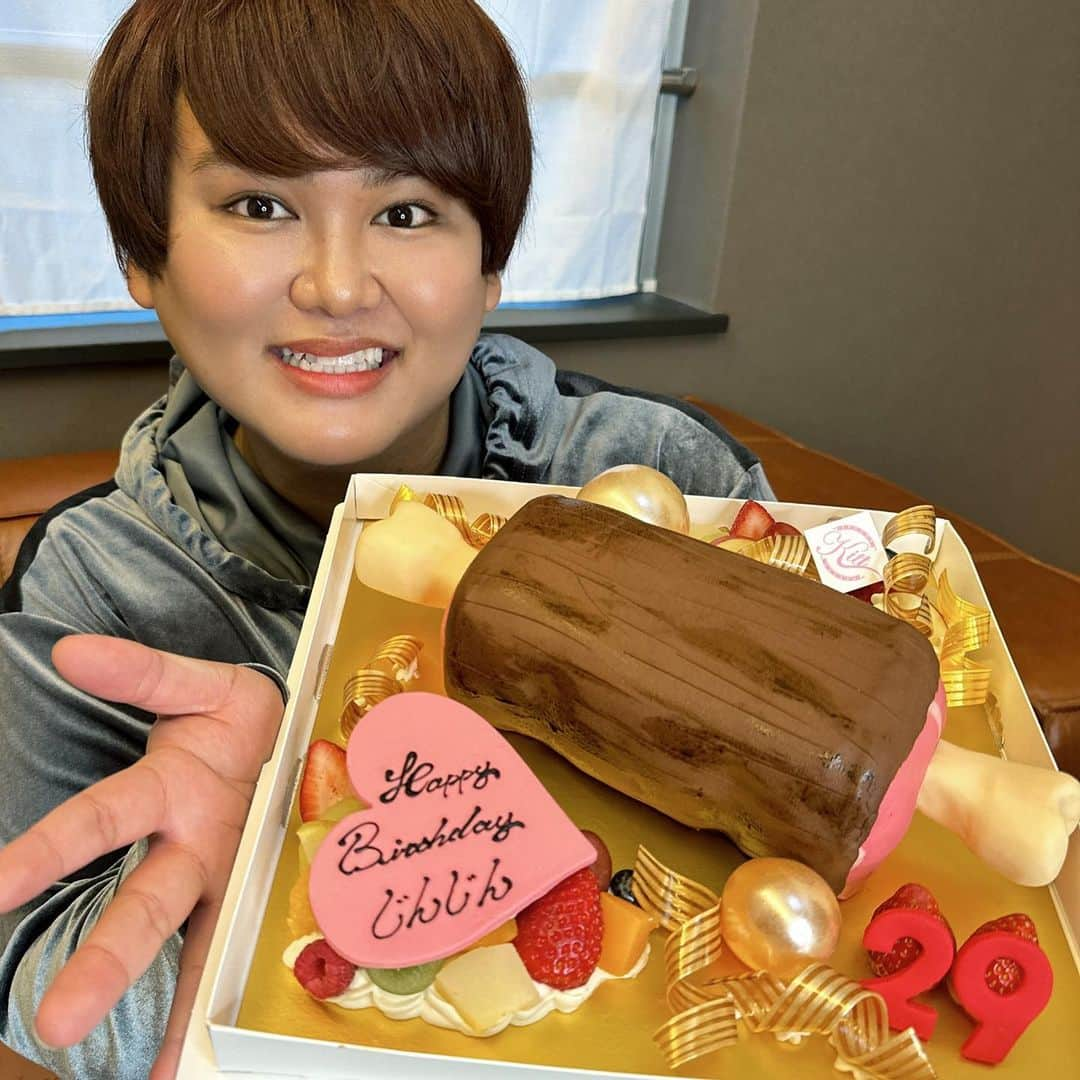 じんじん【パパラピーズ】のインスタグラム：「. . 29歳になりました🎂💖  29歳はどの年よりもたくさん肉食ってやる🍖🍖(？) . . タナカガにお祝いしてもろた😶💖 まじありがとう🥺✨」