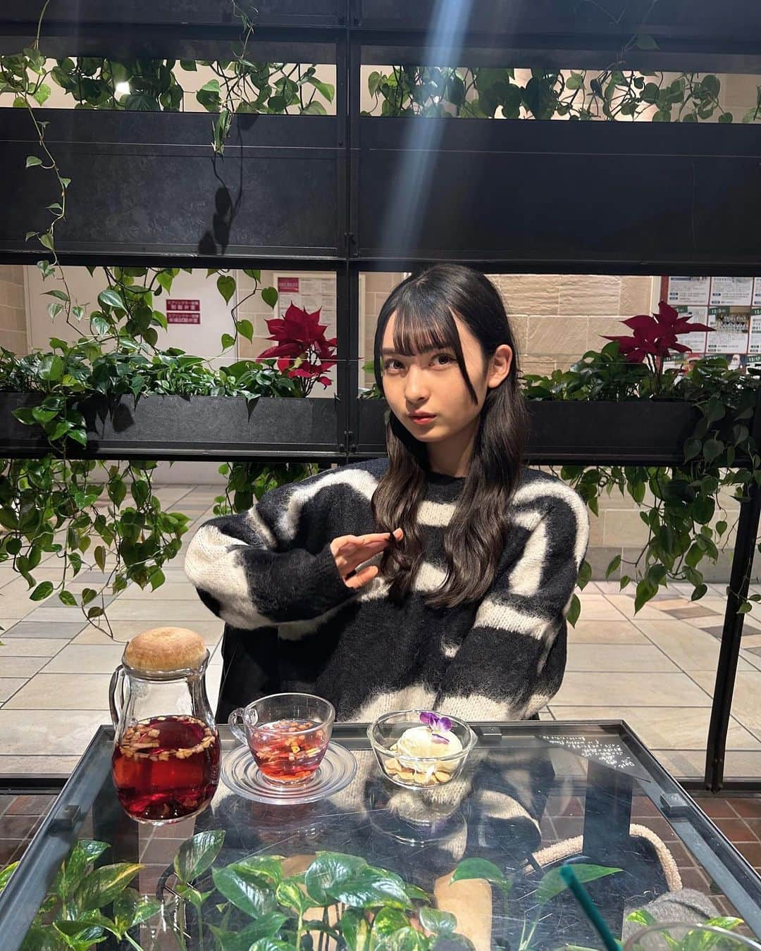 川原美杏さんのインスタグラム写真 - (川原美杏Instagram)「カフェ行ってきたよ～＾＾ 最近寒すぎて学校行く時にマフラー必須すぎてる‼️みんなは何色のマフラーつけてる？私はグレーです🩶  #ニコモ #ニコラ #nicola #川原美杏」12月6日 18時20分 - kawahara_mian_official