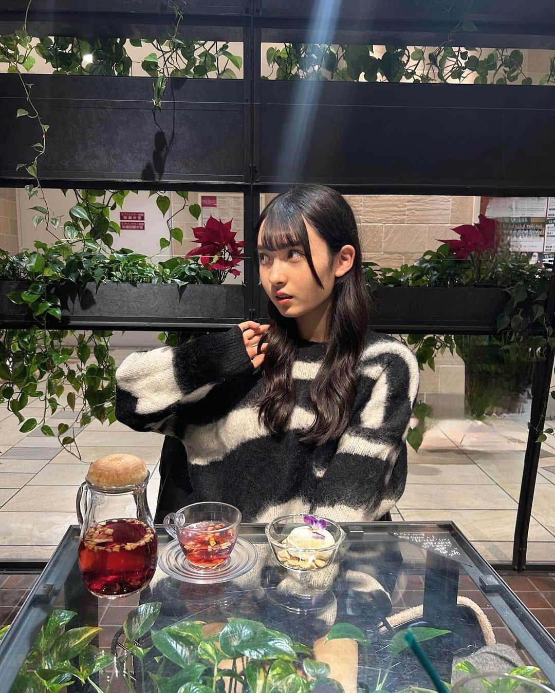 川原美杏のインスタグラム：「カフェ行ってきたよ～＾＾ 最近寒すぎて学校行く時にマフラー必須すぎてる‼️みんなは何色のマフラーつけてる？私はグレーです🩶  #ニコモ #ニコラ #nicola #川原美杏」