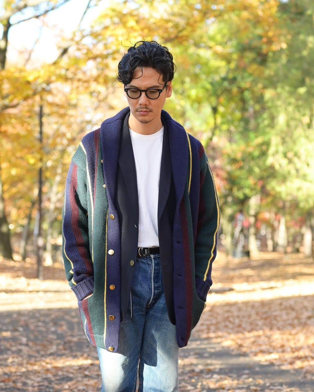 Shuhei Nishiguchiさんのインスタグラム写真 - (Shuhei NishiguchiInstagram)「"Walk on Fallen Autumn Leaves""⬅︎⬅︎⬅︎swipe left  落ち葉の上をお散歩。 ブレザー、ショールカーディガン、Tシャツ、デニム、ドレススリッパ。今日はそんなリラックスしたドレスダウンスタイルで。  Tap for Brands ・ ITEM Shawl Cardigan： @poloralphlauren  Blazer： @brooksbrothersjapan  T-shirt： @goodwearusa  Jeans： @levis 501bige Shoes： @crockettandjones_official  Eyewear： @oliverpeoples   ・ #beamsf #classicmenswear #gentlemen #follow #pr #influence #bestoftheday #vintagewear #spezzatura #outfitmen」12月6日 18時12分 - shuhei_nishiguchi