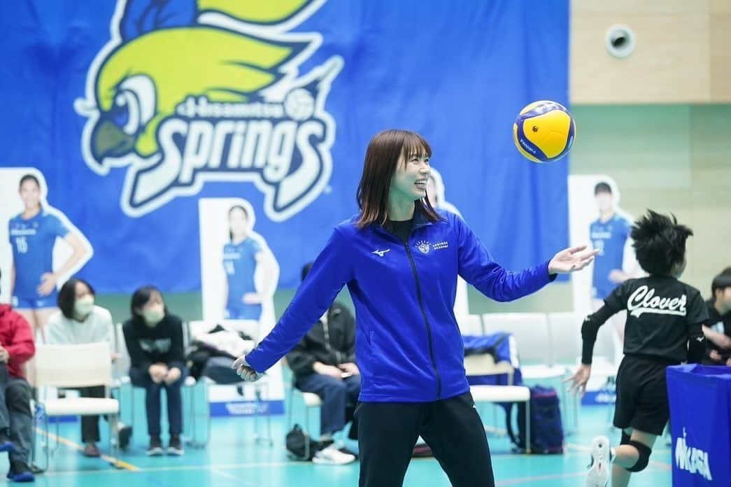 新鍋理沙さんのインスタグラム写真 - (新鍋理沙Instagram)「. スプリングスアカデミー 鳥栖本校🏐 先日体験会が行われました！ バレーボールやっている子も初めてやる子も、みんな本当に一生懸命チャレンジしていて、見ている側も学ぶことがたくさんでした🥹✨  📷 @izumi_nakagawaaa」12月6日 18時12分 - risa.shinnabe