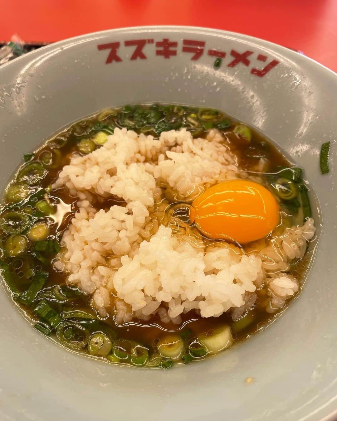 黒山健一さんのインスタグラム写真 - (黒山健一Instagram)「食の旅❗️ YAMAHAの近くにある、スズキラーメン❗️ 夜はヨシムラと名前が変わります❗️ とりあえずネギラーメンを食べる❗️ ランチTimeだと、白米が食べ放題で、生卵が一個無料❗️ 最高やんっ❤️  #食の旅 #ラーメン #スズキラーメン」12月6日 18時13分 - kenichi_kuroyama