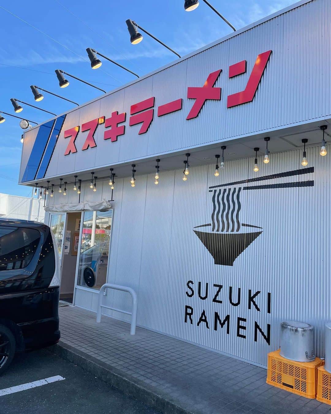 黒山健一のインスタグラム：「食の旅❗️ YAMAHAの近くにある、スズキラーメン❗️ 夜はヨシムラと名前が変わります❗️ とりあえずネギラーメンを食べる❗️ ランチTimeだと、白米が食べ放題で、生卵が一個無料❗️ 最高やんっ❤️  #食の旅 #ラーメン #スズキラーメン」