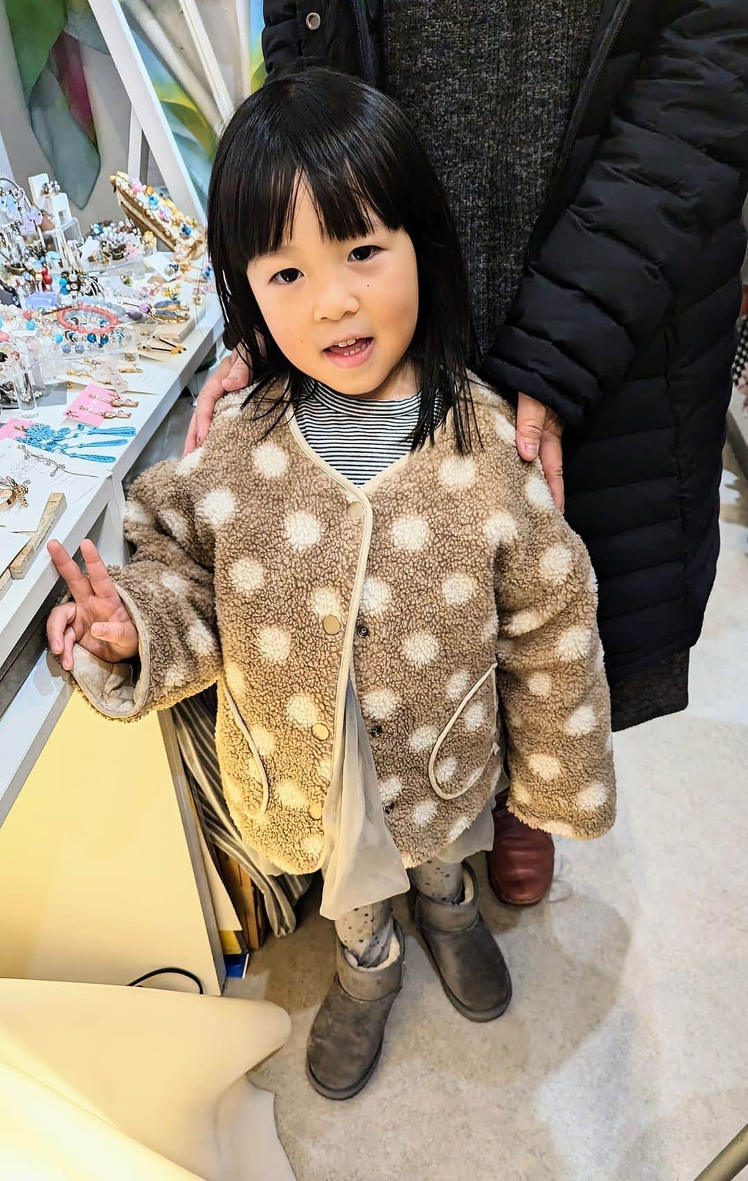 平井富子さんのインスタグラム写真 - (平井富子Instagram)「こんな可愛い４歳？のみーちゃんが、柴犬のバッジを買ってくれました〜  また、来てね！」12月6日 18時15分 - enchantewithd