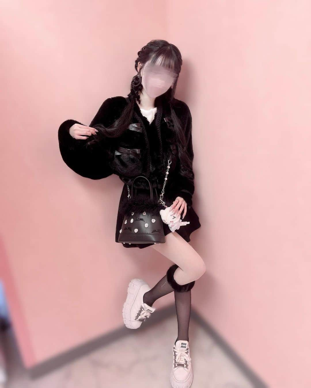 イモのインスタグラム：「もこもこブラックコーデ🖤⋆꙳  ほんとに寒い日はこのアウターでしのいでるʺ̤  おにゅーのメルメモのバッグとも相性抜群だし、ミニスカートにこのファー付きハイソックスの組み合わせも流石にかわいすぎるᴖ ᴈ ᴖ🎵  #dearmyloverose #mellfymemory #michellmacaron #隠しきれないヲタク #量産型 #量産型ヲタク #非量産型 #非量産型ヲタク #量産型ヘアメ #黒髪ロング」