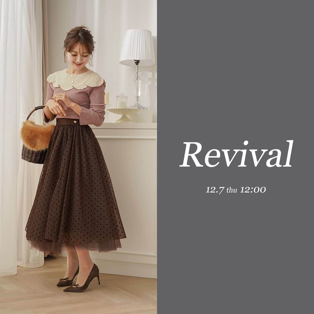 vanillerのインスタグラム：「360度可愛いニット♡  【REVIVAL】 12.7 thu 12:00〜  スカラップ ヨークフリル バイカラー ニット Price：¥9,790(税込） Color：ネイビーボーダー、ピンクボーダー、ピンクモカ、ブラック lvn412-1528 -—————————  スカラップ部分を丁寧に仕立てる、 ＜インターシャ編み＞という高度なテクニックを用いた 大人可愛いスカラップフリルデザインニット  インターシャ編みの最大の特徴は ・縫い合わせ部分のゴワつきが少なく肌触りが優しい ・編み目をより綺麗に見せる ・細部のディティールも綺麗に見せる  vanillerこだわりの大人可愛いディテールを 美しく繊細に表現しました  今日の新作や、 他のアイテムが気になった方は、 @lerevevaniller プロフィールから 公式サイトをチェック🔍  SHOP：@joint_space #lerevevaniller #vaniller #中田絵里奈 #js_fashion #jointspace  #オトナ女子#大人可愛い#キレイめコーデ#お出かけコーデ #大人フェミニン #デートコーデ#2023AW#冬コーデ#ボーダー柄#スカラップ」