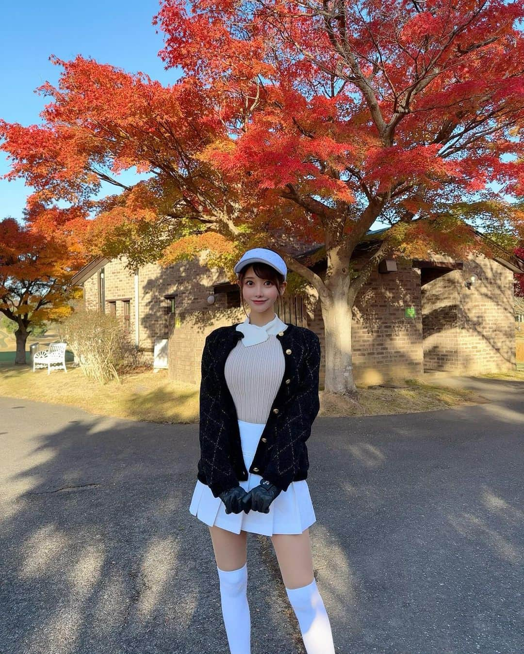 MAYUさんのインスタグラム写真 - (MAYUInstagram)「. 紅葉ゴルフ⛳️🍁🍂 この日暖かくて、途中でアウター脱いでゴルフした！ . 紅葉の時期のゴルフ場ってだいすき🍁 成田ゴルフ倶楽部のここの紅葉がとっても綺麗なの🍂✨ 去年も同じところで写真撮ってたなぁ🤳🤎 . ウェアは @fairliar_official  お上品でかわゆい🤍🤍 このニットトップスとか、私服でも全然いけちゃう🥺 . スコアは🔴38.42-80 レディースから回ってベスト出したいな〜と思ってたけど そんなに甘くはなかった。。🥹 70台が見えてると、最後の方に力が入ってしまう🥹 こういうところにメンタルの弱さがでちゃうね。。 . またがんばる🥺✊🏻✊🏻❣️ . . #ゴルフ女子#ゴルフ#ゴルフウェア#ゴルフコーデ#成田ゴルフ倶楽部#紅葉#紅葉スポット#紅葉ゴルフ#golf#golfwear#golflife#golfaddict#golfcourse#fairliar#fairliargolfwear#japan#japanesegirl#narita」12月6日 18時17分 - mayu.kina_golf