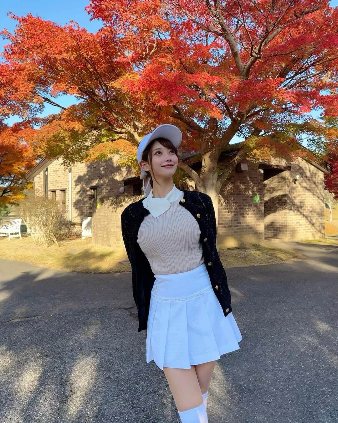 MAYUさんのインスタグラム写真 - (MAYUInstagram)「. 紅葉ゴルフ⛳️🍁🍂 この日暖かくて、途中でアウター脱いでゴルフした！ . 紅葉の時期のゴルフ場ってだいすき🍁 成田ゴルフ倶楽部のここの紅葉がとっても綺麗なの🍂✨ 去年も同じところで写真撮ってたなぁ🤳🤎 . ウェアは @fairliar_official  お上品でかわゆい🤍🤍 このニットトップスとか、私服でも全然いけちゃう🥺 . スコアは🔴38.42-80 レディースから回ってベスト出したいな〜と思ってたけど そんなに甘くはなかった。。🥹 70台が見えてると、最後の方に力が入ってしまう🥹 こういうところにメンタルの弱さがでちゃうね。。 . またがんばる🥺✊🏻✊🏻❣️ . . #ゴルフ女子#ゴルフ#ゴルフウェア#ゴルフコーデ#成田ゴルフ倶楽部#紅葉#紅葉スポット#紅葉ゴルフ#golf#golfwear#golflife#golfaddict#golfcourse#fairliar#fairliargolfwear#japan#japanesegirl#narita」12月6日 18時17分 - mayu.kina_golf