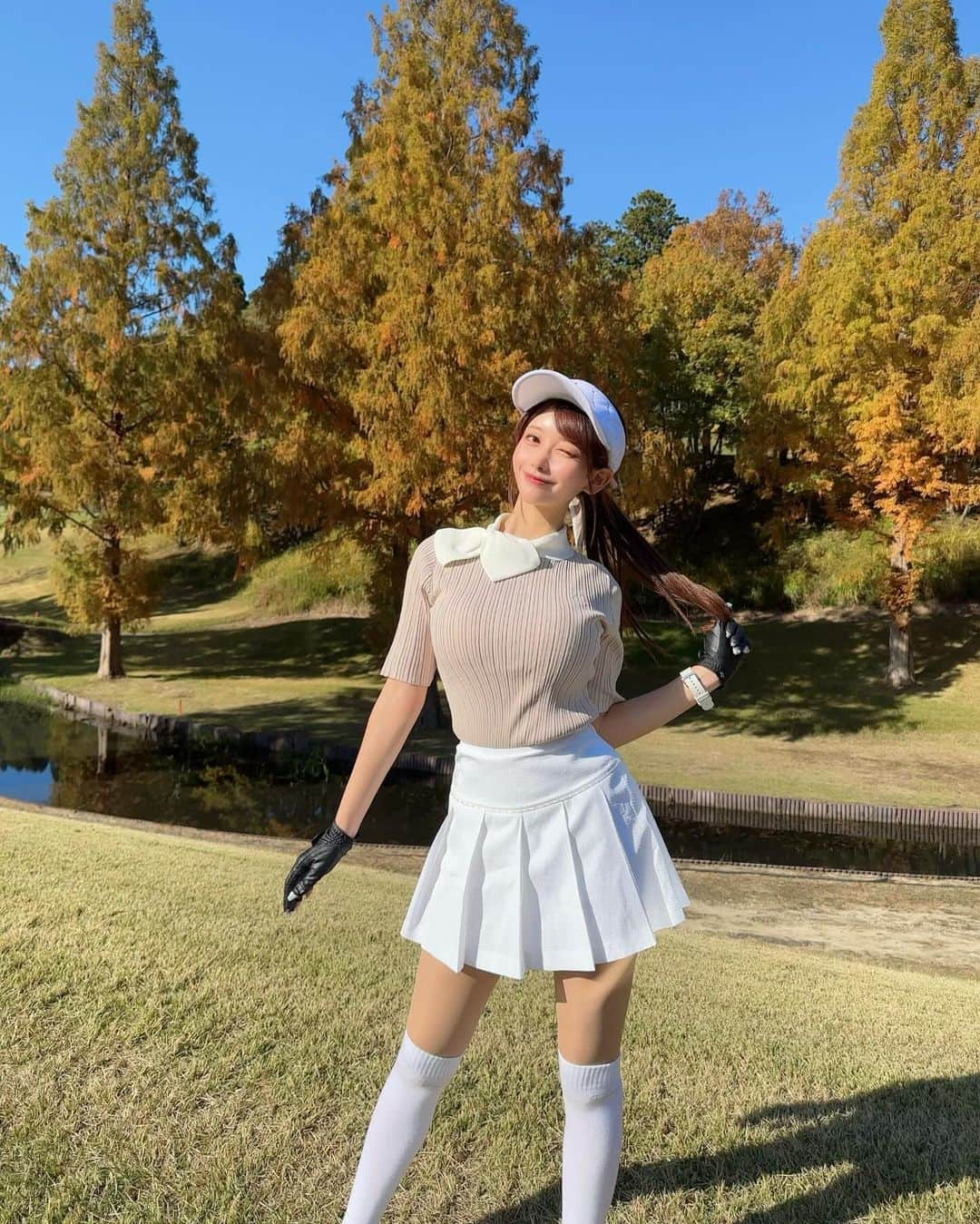 MAYUさんのインスタグラム写真 - (MAYUInstagram)「. 紅葉ゴルフ⛳️🍁🍂 この日暖かくて、途中でアウター脱いでゴルフした！ . 紅葉の時期のゴルフ場ってだいすき🍁 成田ゴルフ倶楽部のここの紅葉がとっても綺麗なの🍂✨ 去年も同じところで写真撮ってたなぁ🤳🤎 . ウェアは @fairliar_official  お上品でかわゆい🤍🤍 このニットトップスとか、私服でも全然いけちゃう🥺 . スコアは🔴38.42-80 レディースから回ってベスト出したいな〜と思ってたけど そんなに甘くはなかった。。🥹 70台が見えてると、最後の方に力が入ってしまう🥹 こういうところにメンタルの弱さがでちゃうね。。 . またがんばる🥺✊🏻✊🏻❣️ . . #ゴルフ女子#ゴルフ#ゴルフウェア#ゴルフコーデ#成田ゴルフ倶楽部#紅葉#紅葉スポット#紅葉ゴルフ#golf#golfwear#golflife#golfaddict#golfcourse#fairliar#fairliargolfwear#japan#japanesegirl#narita」12月6日 18時17分 - mayu.kina_golf