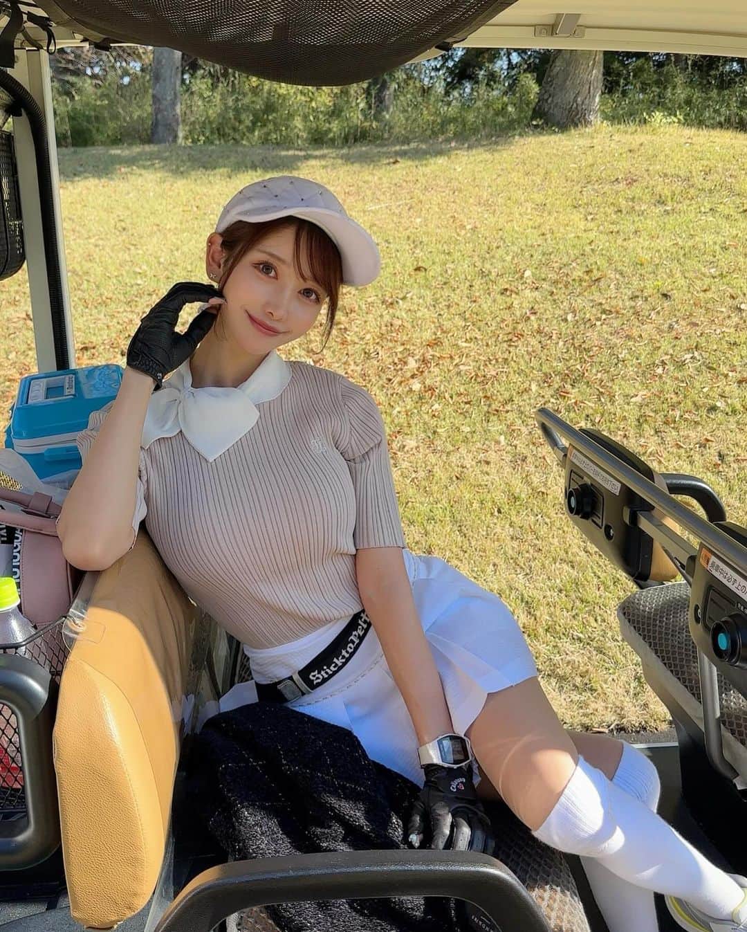 MAYUさんのインスタグラム写真 - (MAYUInstagram)「. 紅葉ゴルフ⛳️🍁🍂 この日暖かくて、途中でアウター脱いでゴルフした！ . 紅葉の時期のゴルフ場ってだいすき🍁 成田ゴルフ倶楽部のここの紅葉がとっても綺麗なの🍂✨ 去年も同じところで写真撮ってたなぁ🤳🤎 . ウェアは @fairliar_official  お上品でかわゆい🤍🤍 このニットトップスとか、私服でも全然いけちゃう🥺 . スコアは🔴38.42-80 レディースから回ってベスト出したいな〜と思ってたけど そんなに甘くはなかった。。🥹 70台が見えてると、最後の方に力が入ってしまう🥹 こういうところにメンタルの弱さがでちゃうね。。 . またがんばる🥺✊🏻✊🏻❣️ . . #ゴルフ女子#ゴルフ#ゴルフウェア#ゴルフコーデ#成田ゴルフ倶楽部#紅葉#紅葉スポット#紅葉ゴルフ#golf#golfwear#golflife#golfaddict#golfcourse#fairliar#fairliargolfwear#japan#japanesegirl#narita」12月6日 18時17分 - mayu.kina_golf