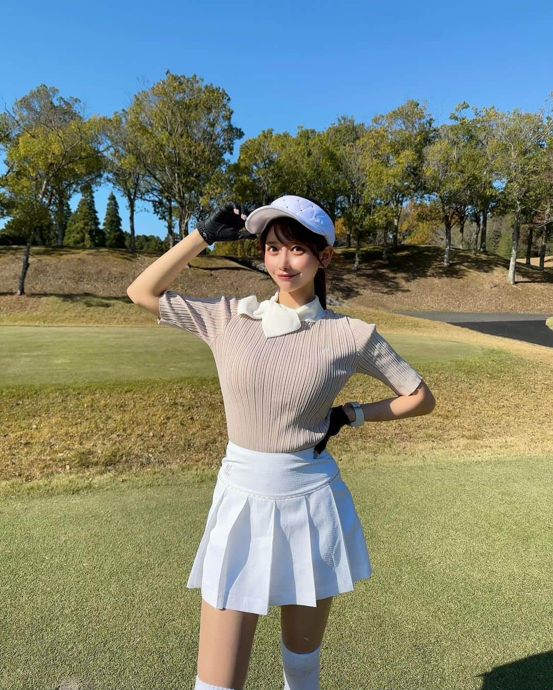 MAYUさんのインスタグラム写真 - (MAYUInstagram)「. 紅葉ゴルフ⛳️🍁🍂 この日暖かくて、途中でアウター脱いでゴルフした！ . 紅葉の時期のゴルフ場ってだいすき🍁 成田ゴルフ倶楽部のここの紅葉がとっても綺麗なの🍂✨ 去年も同じところで写真撮ってたなぁ🤳🤎 . ウェアは @fairliar_official  お上品でかわゆい🤍🤍 このニットトップスとか、私服でも全然いけちゃう🥺 . スコアは🔴38.42-80 レディースから回ってベスト出したいな〜と思ってたけど そんなに甘くはなかった。。🥹 70台が見えてると、最後の方に力が入ってしまう🥹 こういうところにメンタルの弱さがでちゃうね。。 . またがんばる🥺✊🏻✊🏻❣️ . . #ゴルフ女子#ゴルフ#ゴルフウェア#ゴルフコーデ#成田ゴルフ倶楽部#紅葉#紅葉スポット#紅葉ゴルフ#golf#golfwear#golflife#golfaddict#golfcourse#fairliar#fairliargolfwear#japan#japanesegirl#narita」12月6日 18時17分 - mayu.kina_golf