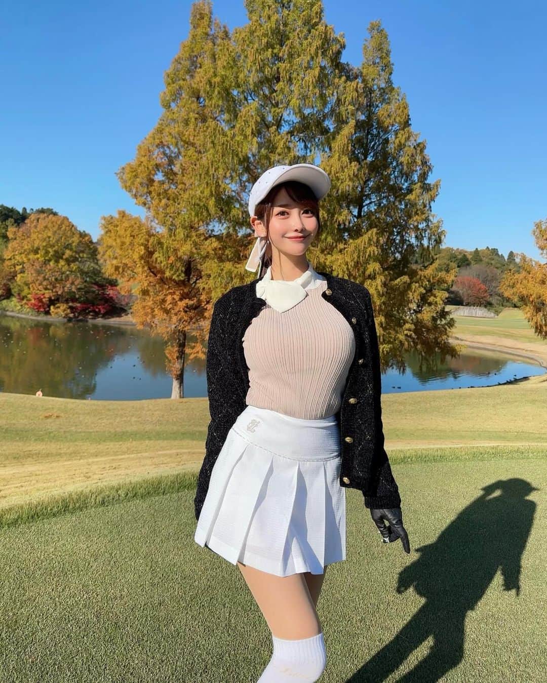 MAYUさんのインスタグラム写真 - (MAYUInstagram)「. 紅葉ゴルフ⛳️🍁🍂 この日暖かくて、途中でアウター脱いでゴルフした！ . 紅葉の時期のゴルフ場ってだいすき🍁 成田ゴルフ倶楽部のここの紅葉がとっても綺麗なの🍂✨ 去年も同じところで写真撮ってたなぁ🤳🤎 . ウェアは @fairliar_official  お上品でかわゆい🤍🤍 このニットトップスとか、私服でも全然いけちゃう🥺 . スコアは🔴38.42-80 レディースから回ってベスト出したいな〜と思ってたけど そんなに甘くはなかった。。🥹 70台が見えてると、最後の方に力が入ってしまう🥹 こういうところにメンタルの弱さがでちゃうね。。 . またがんばる🥺✊🏻✊🏻❣️ . . #ゴルフ女子#ゴルフ#ゴルフウェア#ゴルフコーデ#成田ゴルフ倶楽部#紅葉#紅葉スポット#紅葉ゴルフ#golf#golfwear#golflife#golfaddict#golfcourse#fairliar#fairliargolfwear#japan#japanesegirl#narita」12月6日 18時17分 - mayu.kina_golf