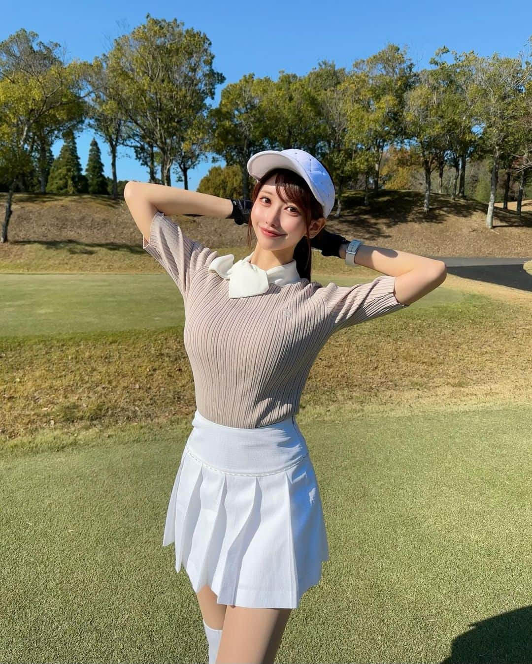 MAYUのインスタグラム：「. 紅葉ゴルフ⛳️🍁🍂 この日暖かくて、途中でアウター脱いでゴルフした！ . 紅葉の時期のゴルフ場ってだいすき🍁 成田ゴルフ倶楽部のここの紅葉がとっても綺麗なの🍂✨ 去年も同じところで写真撮ってたなぁ🤳🤎 . ウェアは @fairliar_official  お上品でかわゆい🤍🤍 このニットトップスとか、私服でも全然いけちゃう🥺 . スコアは🔴38.42-80 レディースから回ってベスト出したいな〜と思ってたけど そんなに甘くはなかった。。🥹 70台が見えてると、最後の方に力が入ってしまう🥹 こういうところにメンタルの弱さがでちゃうね。。 . またがんばる🥺✊🏻✊🏻❣️ . . #ゴルフ女子#ゴルフ#ゴルフウェア#ゴルフコーデ#成田ゴルフ倶楽部#紅葉#紅葉スポット#紅葉ゴルフ#golf#golfwear#golflife#golfaddict#golfcourse#fairliar#fairliargolfwear#japan#japanesegirl#narita」