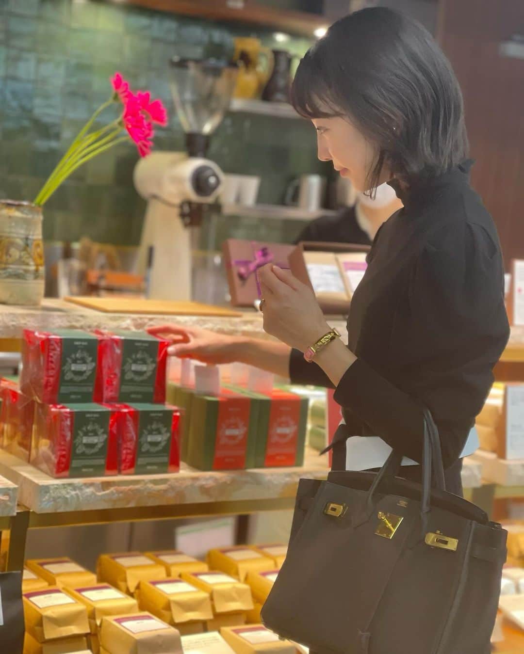 木本泉さんのインスタグラム写真 - (木本泉Instagram)「- 渋谷の地下を歩いていたら @obscuracoffeeroasters の豆屋さんを発見☕️  数日前に豆が切れて近所で購入したら、、、お値段の割に微妙すぎる。なので購入。  インスタントのコーヒーも美味しんです🎵  お店ある事を知ったのでまた買いに来よう！  #obscuracoffeeroasters  #コーヒー」12月6日 23時45分 - izumikimoto