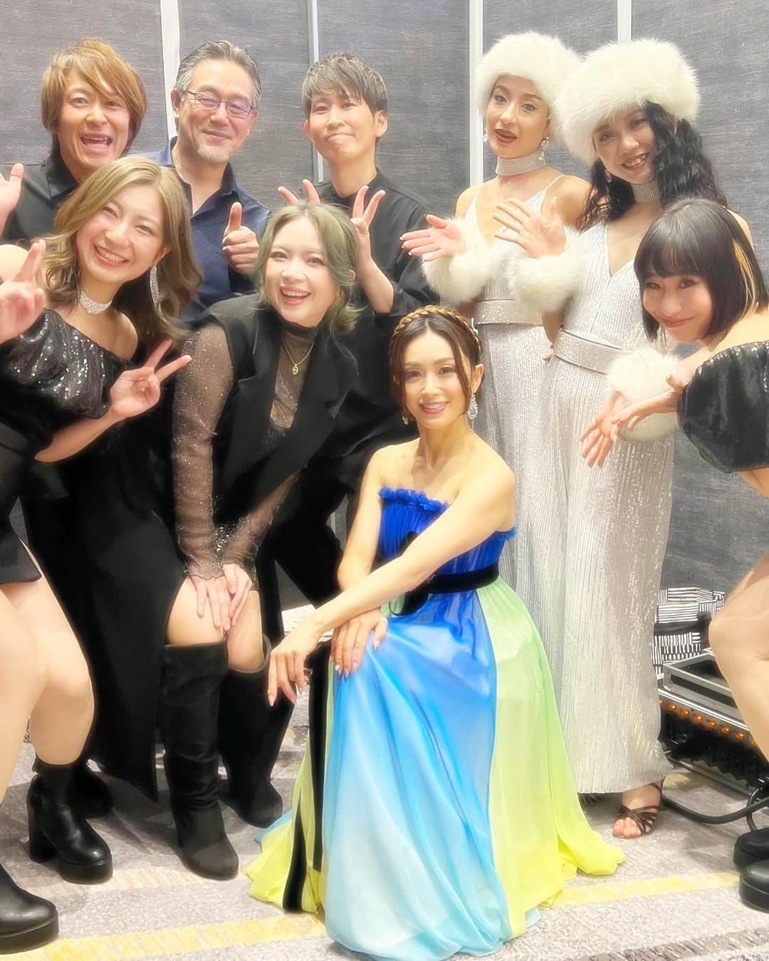 酒井法子のインスタグラム：「2023.12.4(月) ホテル日航金澤様にて 酒井法子X'mas Dinner Show  🌈RainbowChristmas🌈 今年も皆様のお陰様にて満員御礼の中 最高に幸せな時間を過ごさせて頂きました 😭😭😭 昨年は１０月にハロウィンをテーマに ディナーショーを開催させて頂きましたが あれから早一年。。😱 気がつけば１２月となり。 また皆様にお会いできるシーズンに なっていました。 何か、1ミリでも！ 皆様に喜んで頂けるステージを お届けしたくて毎年スタッフ一丸となり 様々なアイディアを出し合いながら 進めてゆきます。 とは言え、私がやりたい事を皆さんが 現実化してくださいますので 先ずはやりたい事を一生懸命探します。🤣 今年は、ラジオと言うツールが私に 素晴らしいアイディアを与えてくださいました。 タイトルのレインボークリスマス🌈は 福山雅治さんのジェットストリームを聴いていた時に、 夜にも🌈が出る事を知りました。 ハワイでは、夜に出る🌈を見ると、 最高の祝福と言う意味があるそうなんです。 これだ！と思いました。年の最後にお客様に💜 私達にも最高の祝福が訪れてくれるようにと 願いを込めてタイトルにしました🙇‍♀️  そして、構成は秋元康さんの番組 「いいこと、聴いた」から 最高のアイディアを頂きました。 やまぴーがゲストの回でした。 お客様が求めるものについて秋元さんが やまぴーさんにお話しなさっているのを聴いて、 これだ！と思ったんです。 それについては、長くなるんでMRO北陸放送の マンモスラジオの中でお話いたしますね！ 是非きいてくださいませ🙇‍♀️ とにかく。一人じゃなーんにもできない🙋‍♀️ ヘタレ酒井が、真ん中に立たせて頂き 皆様からの賛辞を一心に頂いている事も すべては、素晴らしい仲間がいてくださり😭 最高に暖かいお客様が来てくださるからです🙇‍♀️ 周りを見渡すと、好きな方ばかり。。😭😭 お気づきかと思いますが🤣８年連続日本一✨ そして今年、足の親指の粉砕骨折からの 奇跡の快進撃を見せてくださり 悲願の世界一に輝かれた 身もお心も、強く、美しく、お優しい ビキニフィトネスアスリートの女神✨ 絶対女王❣️安井友梨様も 金澤まで駆けつけてくださいました😭😭😭😭 ありえなーい😭😭 私のボディラインの守護神。有馬 康泰様も！ 今年もステージに上がり、踊って欲しかったのに、 叶わず、それだけが悔やまれてなりません。 そして、 まさかの。。夢冒険まちがえるなんて😭 ごめんなさい🙏一生分。。平謝りしたい😭 作詞家 森浩美先生まで来てくださいました 🫣きゃー🫣 こんなに幸せでいいの？って、感じております。 本当に皆様有難うございました🙇‍♀️ 取り急ぎ６０年に一度、十干十二支の大晦日となる 今日にご報告させてください。🙇‍♀️ 今年は本当に忙しくさせて頂き、 ご報告ができていない事も沢山ありますので またゆっくりご報告、 感謝の気持ちを綴らせてください。 本当に有難うございました🙇‍♀️ 会場には、素晴らしいお花や贈り物まで 沢山届けてくださり 本当に有難うございました。 #ホテル金沢日航 #RainbowChristmas #皆さん有難う御座います #大好きです #酒井法子」