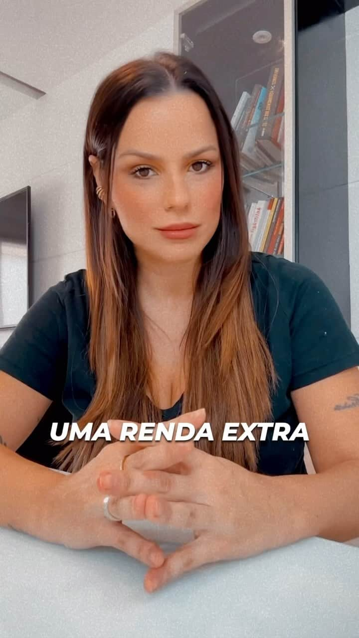 Carol Diasのインスタグラム：「Comente EU QUERO para receber a planilha GRATUITA da Liberdade Financeira ✅🎁  Não dependa mais do INSS ❌ E tenha uma renda para se aposentar com TRANQUILIDADE 🏝️✈️」