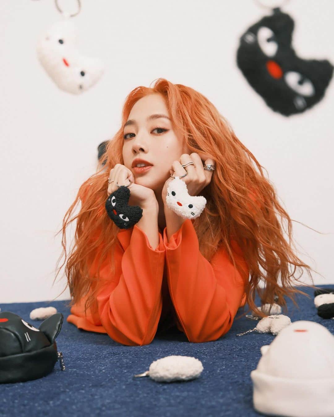 ウー・インジエのインスタグラム：「SAMO ONDOH x GEmma Wu✨💫 You never know, enjoy your life.  #samoondohxgemma  #gemmalovesamoondoh  #你不能不擁有這次的聯名 @samo_ondoh  @samo_ondoh.tw   Makeup artist @tsaimika  Hairstylist @paulinehairflux  Stylist @arvi1002  Photo by @johnnylu.jpg」