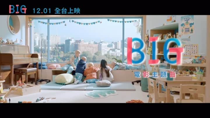 田中千絵のインスタグラム：「💙816《BIG》💙  『BIG』映画のテーマ曲「My Darling Child」 とても素晴らしい曲です ぜひ聴いてみてください😌🎶 . The theme song for “BIG”  . 《BIG》的主題曲「My Darling Child」 大家有看過MV嗎？ 希望《BIG》帶給大家有溫度的感動 也希望照亮每一個被祝福的生命😌🎶  816《BIG》 監  製｜徐國倫 導  演｜魏德聖  編  劇｜魏德聖  蔡顗禾 出  品｜築間餐飲集團  大誠保險經紀人股份有限公司  泰豐禮品美術有限公司 製  作｜米倉影業股份有限公司 主  演｜鄭又菲  曾沛慈  陳博正  郭大睿  田中千繪  范逸臣  黃之諾  夏宇童  周厚安  謝以樂  曾珮瑜  黃鐙輝  于卉喬  黃采儀  王夢麟  滕韋煦  李佳豫  賴銘偉  馬志翔  廖慧珍  鄭人碩  贊  助｜泰歐視鏡片  全家便利商店股份有限公司  沛爾生技醫藥股份有限公司  旺默食品企業有限公司  816《#BIG》 「不同背景的六個家庭，在兒癌病房中一起經歷的酸甜苦辣」  《BIG》全台熱映中❤️  #816BIG 官網► https://big816.taiwantrilogy.com/ . . . #台湾 #台灣 #taiwan  #台湾映画 #台灣電影 #taiwanesefilm  #big #big讓孩子拯救世界  #魏德聖導演  #台北と東京の生活  #中国語」