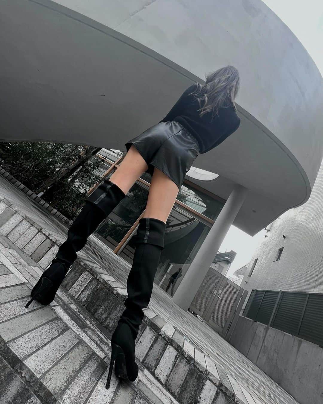 山崎みどりのインスタグラム：「Black turtle neck Knit.. @shein_japan 【24795006】  Fake leather skirt pants.. @mirror9official   📌 @shein_japan Coupon Code【BFPJP469】  ～¥5,999 ...15%off  ¥6,000〜 ...20%off  ↑12/31まで  Photo by @kagomika  ────────────────────────── #バックショット#backshot #ブーツコーデ#ニーハイブーツコーデ #ニーハイブーツ #mirror9  #sheincurve #fashion #coordinate  #SHEIN #SHEINjapan #SHEINforAll  #SHEINコーデ」