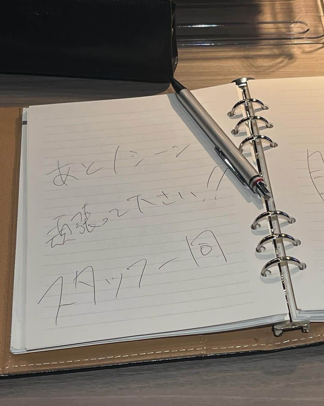 片寄涼太さんのインスタグラム写真 - (片寄涼太Instagram)「本日24:30〜は ドラマ『推しが上司になりまして』 第10話が放送です！！！👍✨ 夜遅くまで続く撮影も多かったですが、 あるとき自分のデスクにつくと スタッフの方から温かいメッセージ👀🔥 ハードなスケジュールでしたが 素晴らしい出演者の方々と、 温かいスタッフチームの皆さまに めちゃくちゃ支えていただきました🙏✨ そんな#推し上司 も残すところあと数話…。 先週放送の第9話では 鈴木愛理さん (@airisuzuki_official_uf )の 主題歌 #最強の推し と 自分のオープニングテーマ #Dancethelifeaway を劇中でも 素敵に使っていただいておりました🙌🎶 お互いの感情の変化にも改めて注目して、 見逃した方は#TVer & U-NEXTの配信も 是非ご覧くださいね🤝💫  @tx.oshi  #推しが上司になりまして  #2枚目はあのシーンの盗撮ですw」12月6日 18時21分 - ryota_katayose__official