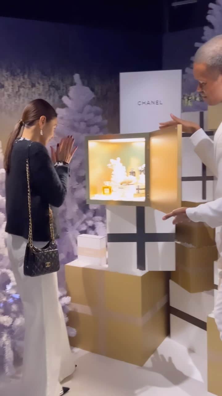 滝沢眞規子のインスタグラム：「とりあえずはしゃいでみたバージョンw 酔ってませんw むしろ生涯シラフです。  🎄“CHANEL WONDERLAND”🎄 映え映えイベントです🤍 どなたでもご入場できるそうなのでぜひ🤍 @CHANEL.BEAUTY #CHANEL  #CHANELHoliday  #シャネルホリデー  #CHANELWonderland  #PR」