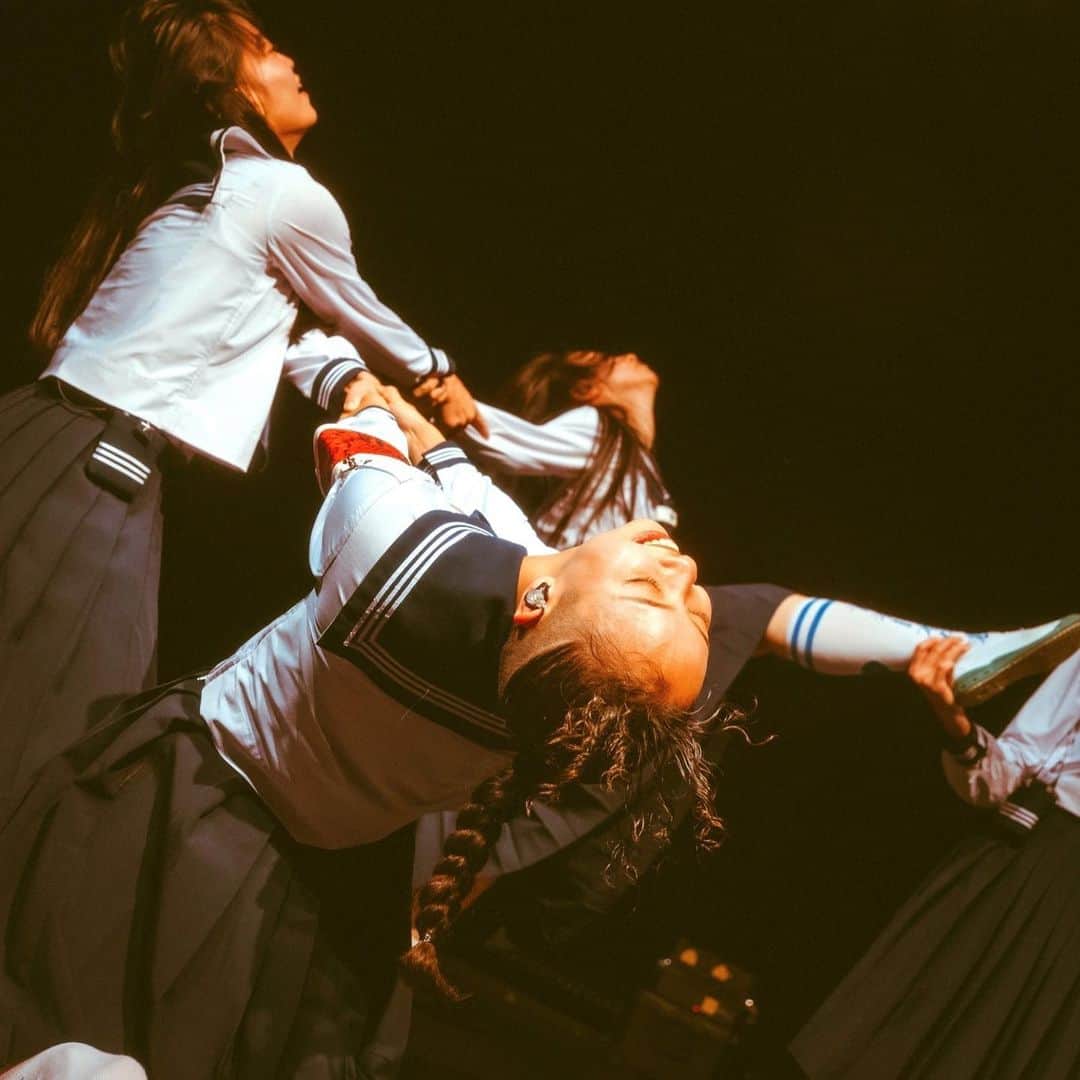 RINさんのインスタグラム写真 - (RINInstagram)「#THESEISHUNTOUR2023 There was so much energy in each of the 10 cities  I felt on my body and heart again The power born from humans is the best.🤝  This power is SEISHUN. This is "THE SEISHUN TOUR"❕  Beyond countries and regions, beyond languages, ATARASHII GAKKO! Everyone who met Thank you so much🫂  I had a lot of heart-to-heart conversations with myself and felt that it possibilities for the future of us. So I’m happy.  This time's big treasure, engraved in my heart AG! around the world more🌏 ARIGATO❤️  🤝  全10都市それぞれに沸るエナジー 人間から生まれるパワーの素晴らしさを あらためて肌で感じた日々  このパワーこそがSEISHUN まさに"THE SEISHUN TOUR"❕  国、地域を超えて、言語を超えて みんなと繋がれていることに心から感動している。 ATARASHII GAKKO!と出会ってくれたみんな 本当にありがとう🫂  今回の大きな宝物、心に大切に刻んで、 AG! around the world more🌏 ARIGATO❤️  愛をこめて。！」12月6日 18時24分 - rin_leaders