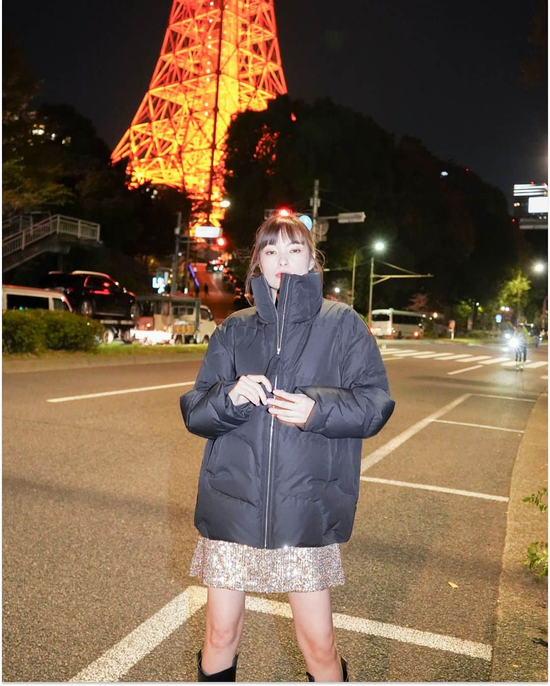 Marimekko Japanさんのインスタグラム写真 - (Marimekko JapanInstagram)「太田莉菜さんの東京散歩。@whoisrinaohta  Taifuuni(タイフーニ/台風)柄をステッチで表現したダウンコート。ファスナーにはマリメッコのブランドロゴが刺繍されています。シンプルながらマリメッコならではのデザイン要素が詰まったアイテムです。  #marimekko #marimekkofw23 #マリメッコ #マリメッコ愛 #北欧デザイン #フィンランド #フィンランドデザイン」12月6日 18時27分 - marimekkojapan