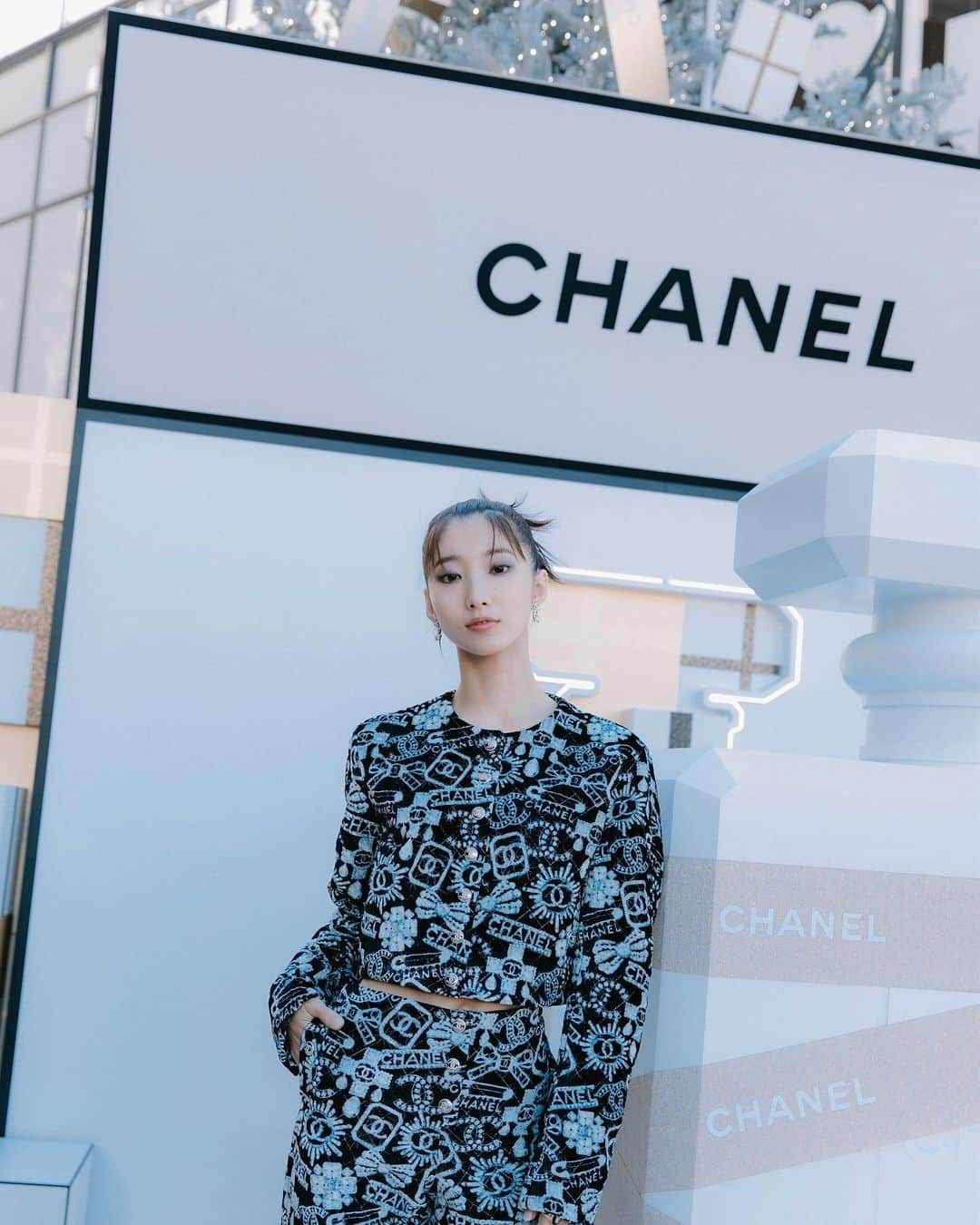 飯島望未さんのインスタグラム写真 - (飯島望未Instagram)「Happy holidays from CHANEL🎄   #CHANEL #CHANELHoliday #シャネルホリデー #CHANELWonderland @CHANEL.BEAUTY」12月6日 18時27分 - nozo0806