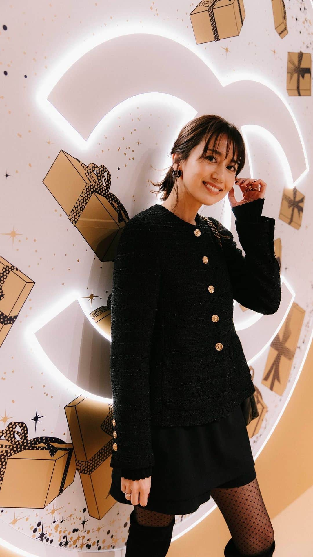 東原亜希のインスタグラム：「シャネルのホリデー イベント “CHANEL WONDERLAND”に招待していただきました🎄 ワクワクの楽しい仕掛けがたくさん！まさにワンダーランドでした♡  #CHANEL #CHANELHoliday  #シャネルホリデー  #CHANELWonderland  @CHANEL.BEAUTY」