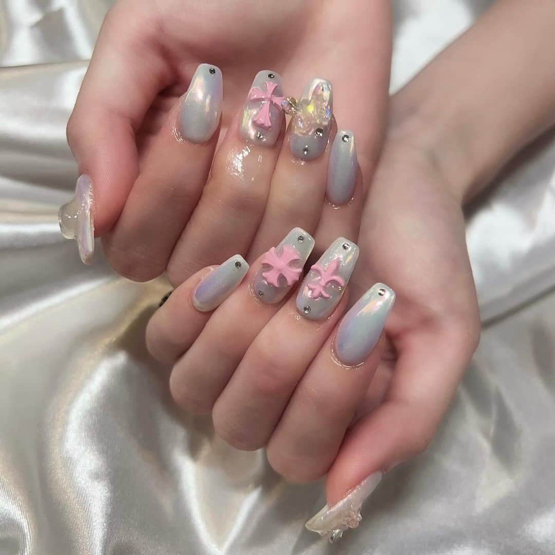 石飛恵里花のインスタグラム：「. 先月のネイルも可愛くてお気に入りすぎでした💅🏻💫  @_kyamo_252_ さんに施術していただきました☺︎ @wiznail_0502 いつもありがとうございます🤍  #安定の1ヶ月遅れ更新」