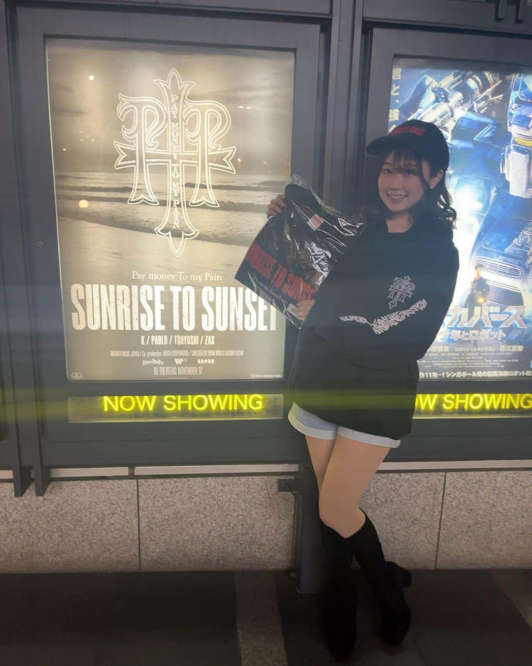 鈴乃八雲さんのインスタグラム写真 - (鈴乃八雲Instagram)「大好きなバンド #paymoneytomypain さんの映画 #sunrisetosunset 観てきました。 最初から最後まで涙がとまらなかった。 私がP.T.Pを知ったのは遅くライブを生で見ることは叶わなかったので、映画を通してP.T.Pの軌跡を辿る事ができ、当時のライブ映像も流れてKさん、P.T.Pに会えて感無量です。  ライブ映像は当時のライブに行けたような気持ちになりました。 オーオーオーはいつも手を挙げたくなる！ エンディングではP.T.Pの中で一番好きな曲が流れて大号泣しました。 エンディングで流れた曲はOLで鬱、睡眠障害の時にとても救われた歌、刺さりすぎた歌詞で人生を変える勇気をもらえてまた立ち上がる事ができました。 色々と語ってしまうとネタバレになっちゃうので。 映画で、 ゼップ最後のライブでのZAXさんの言葉、 映画中にPABLOさんがおっしゃってた人生で大切な事についての言葉、 ブレアフェスでのT$UYO$HI さんの言葉、 KさんのSTAY REALツアーファイナルの言葉。 今気持ちが落ちている自分にとても刺さりました。  仕事でどれだけの功績を残したかとかは人生においてそんなに重要でなくて、家族や仲間、大切な人とどんな毎日を過ごしたか、そんな幸せな思い出が最後に自分の中に残る事。 弱い自分はよくそれを見失ってしまうから、sunrisetosunset の映画がまた私の心の支えになりました。  リスナーの痛みに寄り添ってくれて、痛みを前を向く力に変えてくれるのがP.T.Pの音楽。 激しい曲からメロディアスな曲まで振り幅がすごくて、 激しさの中に綺麗で切なくて儚いメロディー、繊細で優しい歌詞、P.T.Pを初めて聴いた時、私の心に全て深く突き刺さりました。 Sweetest Vengeanceを聴いた時は本当に衝撃でした。 映画を観ているかのような曲展開広がりがすごく、P.T.Pの持つ全てがつめこまれた曲。 ただ歌いたいだけとKさんの悲痛な叫びが感情を引き裂かれるよなうな気持ちになります。 歌いたいけどそこには沢山の苦しみ痛みがある、それでも誰にも媚びずにP.T.Pの音楽をやっていくんだという生きる強さを感じました。  表に出るお仕事は常に精神との戦いがあって、いつどうなるかわからない先が見えない、曲はファンの方の期待やプレッシャーがあると思います。 アーティストという職業は私が思うのとは比じゃないくらいの辛さがあると感じます。 常に今が一番良い状態に更新し続けて、変わりすぎてもダメで。 それを何年、何十年も続けていく事は精神を削って曲を作っていて、それでも届けたい熱い想いがある曲だからこそリスナーの生きる希望になるんだなと感じます。 P.T.Pのバンド名の由来もそうで、P.T.Pはそういった人間らしさ人間性もあるからこそ多くの人の心を動かすのだと思います。 何年経って聴いても色褪せず感情を揺さぶられるP.T.Pの音楽は本当にすごいです。  同じ映画を映画館で何回も観るのはSUNRISE TO SUNSETが初めてです。 映画の内容が内容ですので辛く寂しい気持ちもありますが、 大画面、大音量でPTPに包み込まれるこの空間が嬉しいです。 見ることは叶わなかったライブを見に、PTPに会いに行く気持ちで映画館に行っています。 P.T.Pが生きた時代に一緒にいるかのような時間を過ごせました。 P.T.Pを感じれるこの映画を制作してくださった皆様に感謝です。  P.T.Pが残してくださった沢山のギフトとこれからもずっと生き続けます。 P.T.Pに出会えて本当に良かった。 聴き続けている限りP.T.Pは生き続ける。 PABLOさん、T$UYO$HIさん、ZAXさんが音楽をされている限りP.T.Pの音は鳴り止まない。 大好きなP.T.P。ありがとう。  #ptp #paymoneytomypainforever #music #cinema #映画 #映画鑑賞 #映画館 #映画レビュー #映画紹介 #音楽　#rock #ロック #ロックバンド #ラウドロック」12月6日 18時30分 - yakumo_suzuno