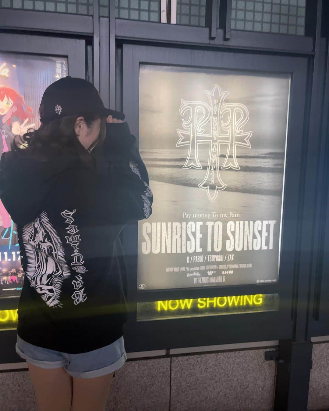 鈴乃八雲さんのインスタグラム写真 - (鈴乃八雲Instagram)「大好きなバンド #paymoneytomypain さんの映画 #sunrisetosunset 観てきました。 最初から最後まで涙がとまらなかった。 私がP.T.Pを知ったのは遅くライブを生で見ることは叶わなかったので、映画を通してP.T.Pの軌跡を辿る事ができ、当時のライブ映像も流れてKさん、P.T.Pに会えて感無量です。  ライブ映像は当時のライブに行けたような気持ちになりました。 オーオーオーはいつも手を挙げたくなる！ エンディングではP.T.Pの中で一番好きな曲が流れて大号泣しました。 エンディングで流れた曲はOLで鬱、睡眠障害の時にとても救われた歌、刺さりすぎた歌詞で人生を変える勇気をもらえてまた立ち上がる事ができました。 色々と語ってしまうとネタバレになっちゃうので。 映画で、 ゼップ最後のライブでのZAXさんの言葉、 映画中にPABLOさんがおっしゃってた人生で大切な事についての言葉、 ブレアフェスでのT$UYO$HI さんの言葉、 KさんのSTAY REALツアーファイナルの言葉。 今気持ちが落ちている自分にとても刺さりました。  仕事でどれだけの功績を残したかとかは人生においてそんなに重要でなくて、家族や仲間、大切な人とどんな毎日を過ごしたか、そんな幸せな思い出が最後に自分の中に残る事。 弱い自分はよくそれを見失ってしまうから、sunrisetosunset の映画がまた私の心の支えになりました。  リスナーの痛みに寄り添ってくれて、痛みを前を向く力に変えてくれるのがP.T.Pの音楽。 激しい曲からメロディアスな曲まで振り幅がすごくて、 激しさの中に綺麗で切なくて儚いメロディー、繊細で優しい歌詞、P.T.Pを初めて聴いた時、私の心に全て深く突き刺さりました。 Sweetest Vengeanceを聴いた時は本当に衝撃でした。 映画を観ているかのような曲展開広がりがすごく、P.T.Pの持つ全てがつめこまれた曲。 ただ歌いたいだけとKさんの悲痛な叫びが感情を引き裂かれるよなうな気持ちになります。 歌いたいけどそこには沢山の苦しみ痛みがある、それでも誰にも媚びずにP.T.Pの音楽をやっていくんだという生きる強さを感じました。  表に出るお仕事は常に精神との戦いがあって、いつどうなるかわからない先が見えない、曲はファンの方の期待やプレッシャーがあると思います。 アーティストという職業は私が思うのとは比じゃないくらいの辛さがあると感じます。 常に今が一番良い状態に更新し続けて、変わりすぎてもダメで。 それを何年、何十年も続けていく事は精神を削って曲を作っていて、それでも届けたい熱い想いがある曲だからこそリスナーの生きる希望になるんだなと感じます。 P.T.Pのバンド名の由来もそうで、P.T.Pはそういった人間らしさ人間性もあるからこそ多くの人の心を動かすのだと思います。 何年経って聴いても色褪せず感情を揺さぶられるP.T.Pの音楽は本当にすごいです。  同じ映画を映画館で何回も観るのはSUNRISE TO SUNSETが初めてです。 映画の内容が内容ですので辛く寂しい気持ちもありますが、 大画面、大音量でPTPに包み込まれるこの空間が嬉しいです。 見ることは叶わなかったライブを見に、PTPに会いに行く気持ちで映画館に行っています。 P.T.Pが生きた時代に一緒にいるかのような時間を過ごせました。 P.T.Pを感じれるこの映画を制作してくださった皆様に感謝です。  P.T.Pが残してくださった沢山のギフトとこれからもずっと生き続けます。 P.T.Pに出会えて本当に良かった。 聴き続けている限りP.T.Pは生き続ける。 PABLOさん、T$UYO$HIさん、ZAXさんが音楽をされている限りP.T.Pの音は鳴り止まない。 大好きなP.T.P。ありがとう。  #ptp #paymoneytomypainforever #music #cinema #映画 #映画鑑賞 #映画館 #映画レビュー #映画紹介 #音楽　#rock #ロック #ロックバンド #ラウドロック」12月6日 18時30分 - yakumo_suzuno