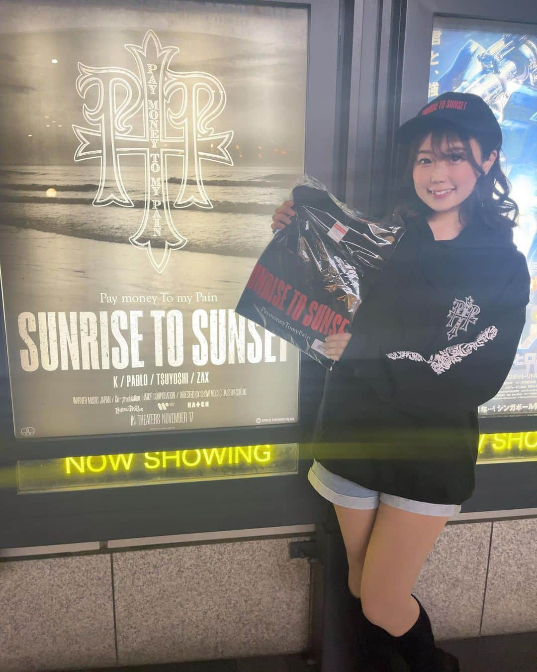 鈴乃八雲のインスタグラム：「大好きなバンド #paymoneytomypain さんの映画 #sunrisetosunset 観てきました。 最初から最後まで涙がとまらなかった。 私がP.T.Pを知ったのは遅くライブを生で見ることは叶わなかったので、映画を通してP.T.Pの軌跡を辿る事ができ、当時のライブ映像も流れてKさん、P.T.Pに会えて感無量です。  ライブ映像は当時のライブに行けたような気持ちになりました。 オーオーオーはいつも手を挙げたくなる！ エンディングではP.T.Pの中で一番好きな曲が流れて大号泣しました。 エンディングで流れた曲はOLで鬱、睡眠障害の時にとても救われた歌、刺さりすぎた歌詞で人生を変える勇気をもらえてまた立ち上がる事ができました。 色々と語ってしまうとネタバレになっちゃうので。 映画で、 ゼップ最後のライブでのZAXさんの言葉、 映画中にPABLOさんがおっしゃってた人生で大切な事についての言葉、 ブレアフェスでのT$UYO$HI さんの言葉、 KさんのSTAY REALツアーファイナルの言葉。 今気持ちが落ちている自分にとても刺さりました。  仕事でどれだけの功績を残したかとかは人生においてそんなに重要でなくて、家族や仲間、大切な人とどんな毎日を過ごしたか、そんな幸せな思い出が最後に自分の中に残る事。 弱い自分はよくそれを見失ってしまうから、sunrisetosunset の映画がまた私の心の支えになりました。  リスナーの痛みに寄り添ってくれて、痛みを前を向く力に変えてくれるのがP.T.Pの音楽。 激しい曲からメロディアスな曲まで振り幅がすごくて、 激しさの中に綺麗で切なくて儚いメロディー、繊細で優しい歌詞、P.T.Pを初めて聴いた時、私の心に全て深く突き刺さりました。 Sweetest Vengeanceを聴いた時は本当に衝撃でした。 映画を観ているかのような曲展開広がりがすごく、P.T.Pの持つ全てがつめこまれた曲。 ただ歌いたいだけとKさんの悲痛な叫びが感情を引き裂かれるよなうな気持ちになります。 歌いたいけどそこには沢山の苦しみ痛みがある、それでも誰にも媚びずにP.T.Pの音楽をやっていくんだという生きる強さを感じました。  表に出るお仕事は常に精神との戦いがあって、いつどうなるかわからない先が見えない、曲はファンの方の期待やプレッシャーがあると思います。 アーティストという職業は私が思うのとは比じゃないくらいの辛さがあると感じます。 常に今が一番良い状態に更新し続けて、変わりすぎてもダメで。 それを何年、何十年も続けていく事は精神を削って曲を作っていて、それでも届けたい熱い想いがある曲だからこそリスナーの生きる希望になるんだなと感じます。 P.T.Pのバンド名の由来もそうで、P.T.Pはそういった人間らしさ人間性もあるからこそ多くの人の心を動かすのだと思います。 何年経って聴いても色褪せず感情を揺さぶられるP.T.Pの音楽は本当にすごいです。  同じ映画を映画館で何回も観るのはSUNRISE TO SUNSETが初めてです。 映画の内容が内容ですので辛く寂しい気持ちもありますが、 大画面、大音量でPTPに包み込まれるこの空間が嬉しいです。 見ることは叶わなかったライブを見に、PTPに会いに行く気持ちで映画館に行っています。 P.T.Pが生きた時代に一緒にいるかのような時間を過ごせました。 P.T.Pを感じれるこの映画を制作してくださった皆様に感謝です。  P.T.Pが残してくださった沢山のギフトとこれからもずっと生き続けます。 P.T.Pに出会えて本当に良かった。 聴き続けている限りP.T.Pは生き続ける。 PABLOさん、T$UYO$HIさん、ZAXさんが音楽をされている限りP.T.Pの音は鳴り止まない。 大好きなP.T.P。ありがとう。  #ptp #paymoneytomypainforever #music #cinema #映画 #映画鑑賞 #映画館 #映画レビュー #映画紹介 #音楽　#rock #ロック #ロックバンド #ラウドロック」