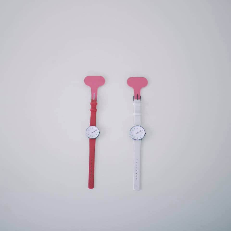 IDÉE／イデーさんのインスタグラム写真 - (IDÉE／イデーInstagram)「PICK! BY MIYOKO OKAO  Arne Jacobsen 腕時計 STATION ¥34,100 「これは自分が欲しいもの。私、あまり好きな腕時計ってないんですけど、これは素敵だなって単純に。壁にかけてもよさそう。」  スタイリストの岡尾美代子さんにIDÉE SHOPでギフトを選んでいただきました。岡尾さんのクリスマスの過ごし方や贈りものの選び方についてのおはなしも参考にギフトを選んでみては？  ────── GIFT OF ART 贈りものはただものを受け取るだけでなく、贈り主がその人のことを思い選んでくれた気持ちと時間も含めて受け取るもの。 自分の美意識を持って選ぶ時間は贈る人にとっても愉しい時間になります。つくり手の才能が溢れ、感性を刺激するアイテムを蒐めました。  くわしくはIDÉE SHOPで配布しているリーフレットにて。IDÉE SHOP Onlineでもご紹介しております。  IDÉE CHRISTMAS "Weaving a Story" 期間｜2023年11月10日（金）〜12月25日（月） 場所｜IDÉE SHOP全店(*IDÉE TOKYOを除く) ──────  #IDÉE #IDÉESHOP #idee #ideeshop #イデーショップ #イデー #interior #weavingastory #giftofart」12月6日 18時30分 - lifewithidee